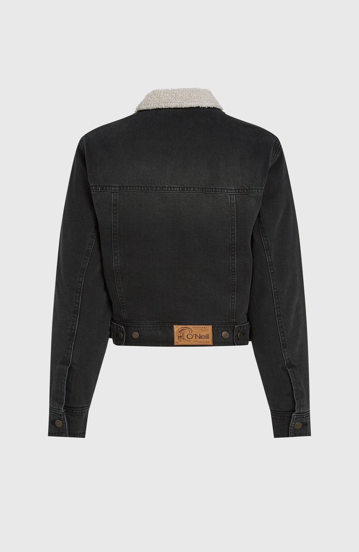 O'Riginals Jeansjacke für Damen in Schwarz, freigestellt von hinten mit Ziernähten und Logo-Badge am Bund