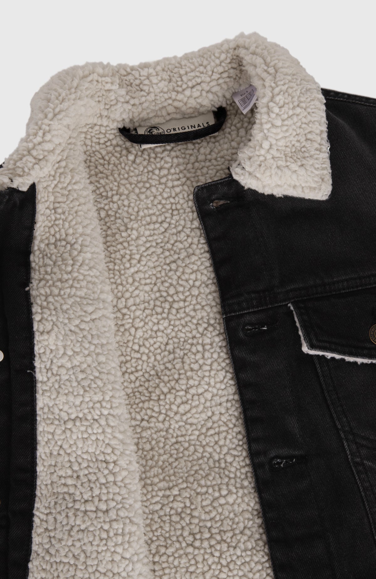 O'Riginals Jeansjacke für Damen in Schwarz, Nahaufnahme der geöffneten Vorderseite mit hellem Innenfutter