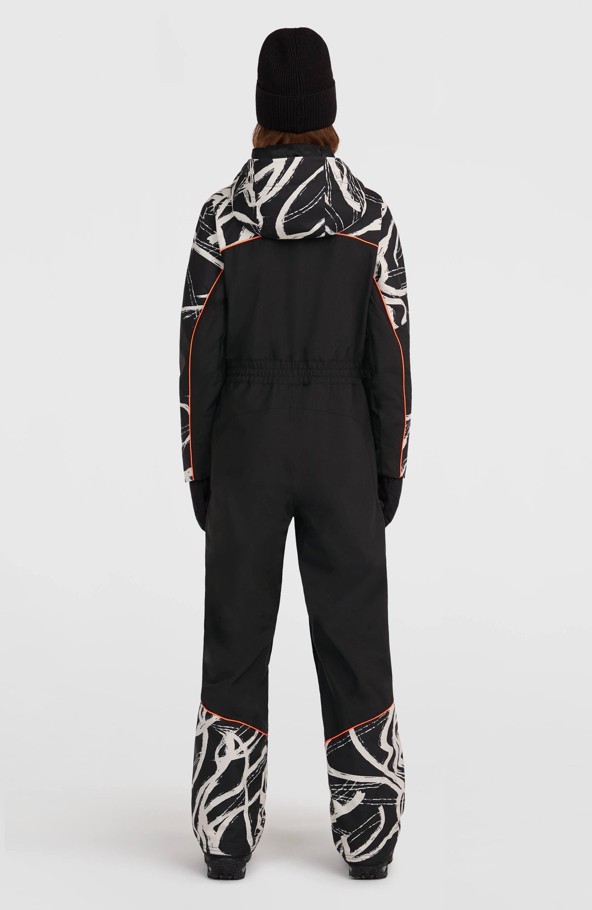 FWC'Play Overall für Damen, weiß mit Grafikmuster in Schwarz, Rückansicht mit Kapuze, am Model