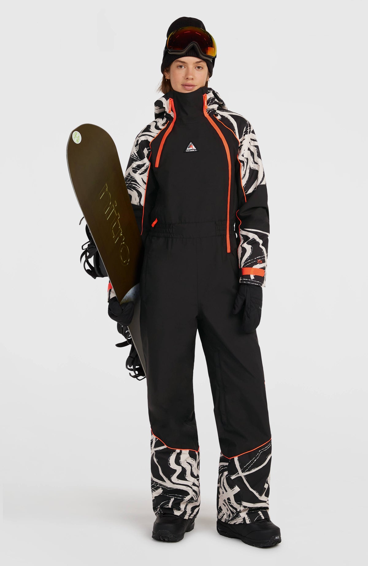FWC'Play Overall für Damen, weiß mit Grafikmuster in Schwarz, Vorderansicht mit Snowboard, am Model