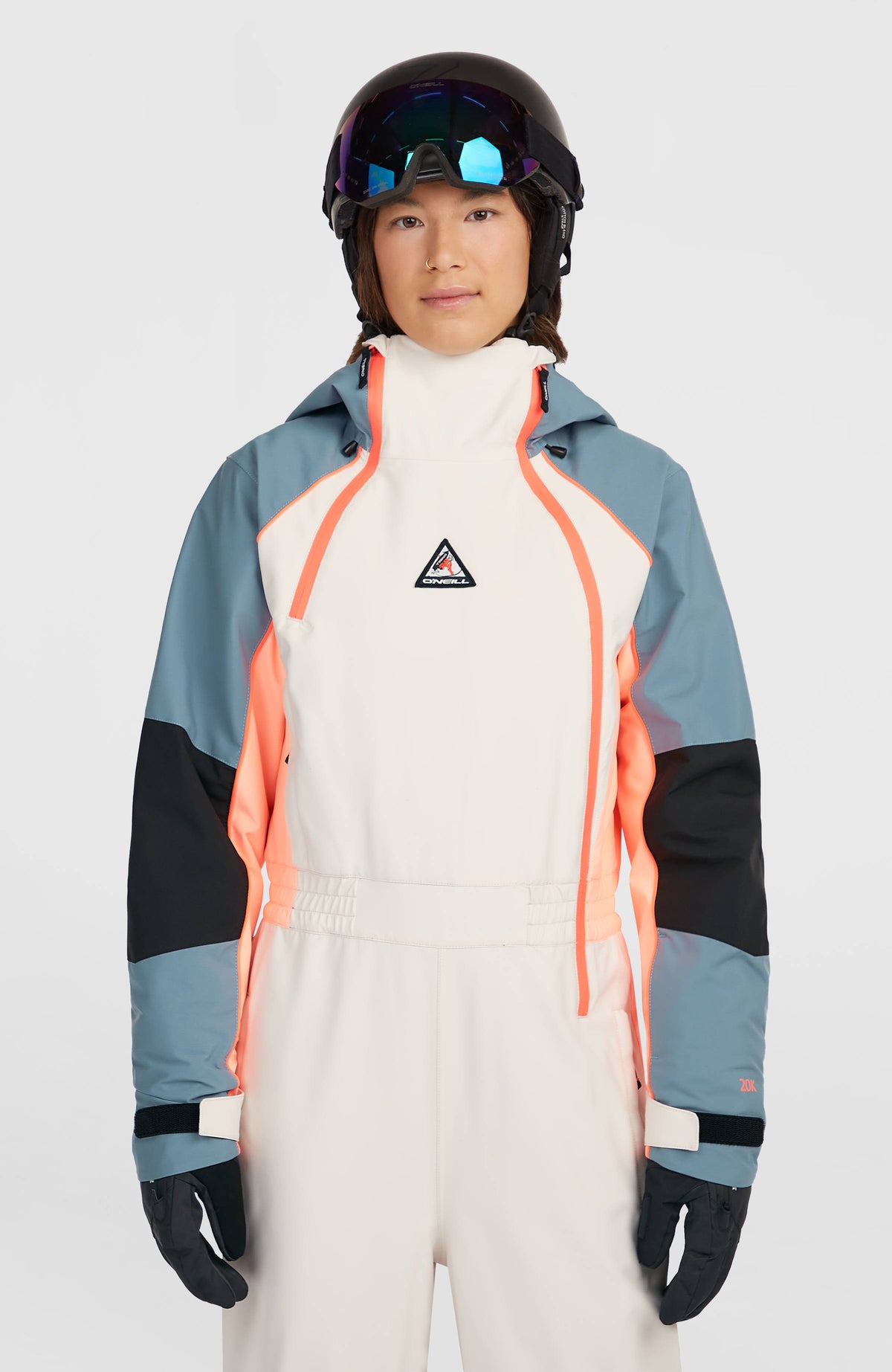 FWC'Play Overall für Damen, blau, Oberkörper von vorne am Model, Reißverschlüsse am Kragen