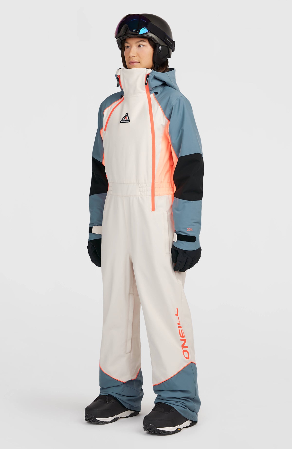 FWC'Play Overall für Damen, blau, getragen am Model von schräg vorne, Logo-Schriftzug am Hosenbein