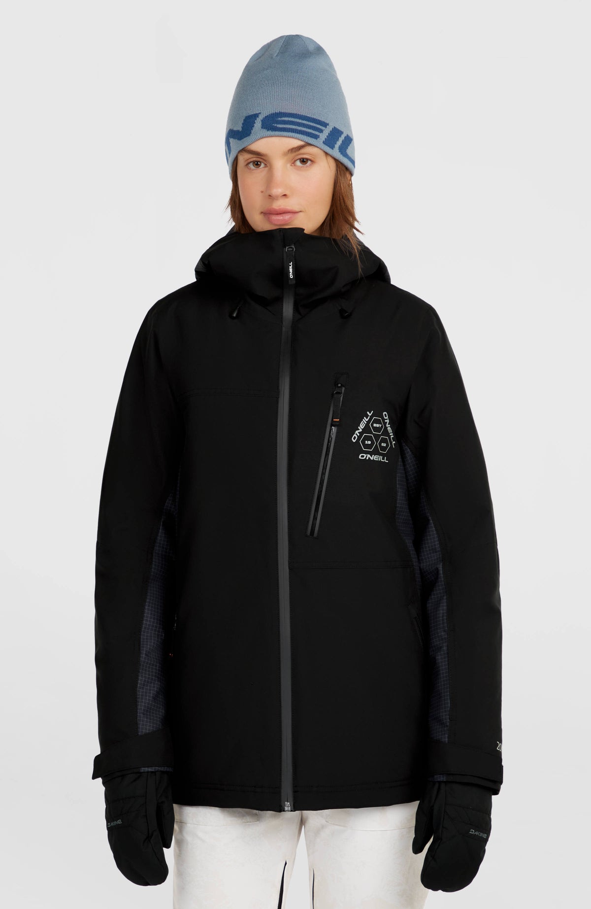 O'Neill FWC'Peak Skijacke für Damen, schwarz, Vorderansicht, getragen am Model mit geschlossener Kapuze