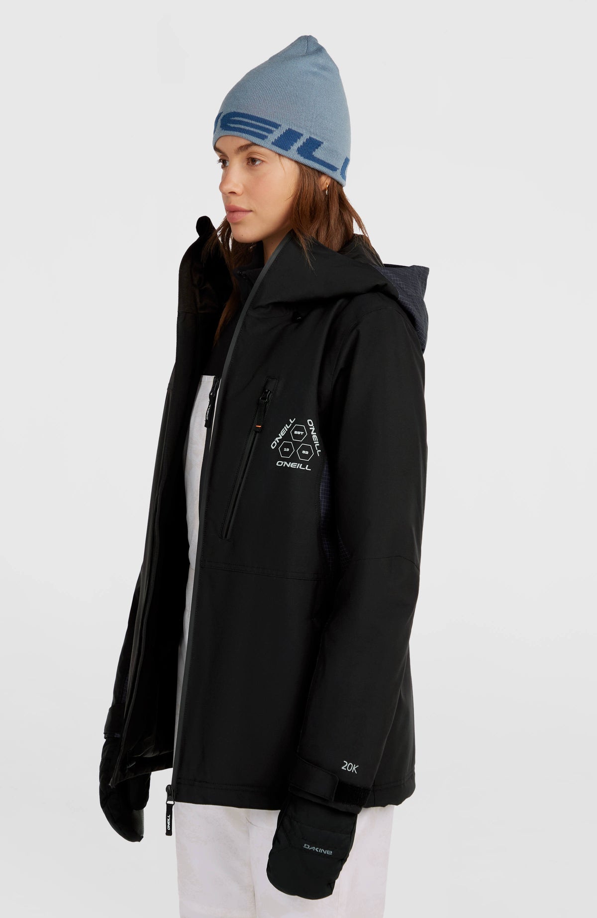 FWC'Peak Skijacke für Damen, schwarz, Dreiviertelansicht von der Seite, getragen am Model