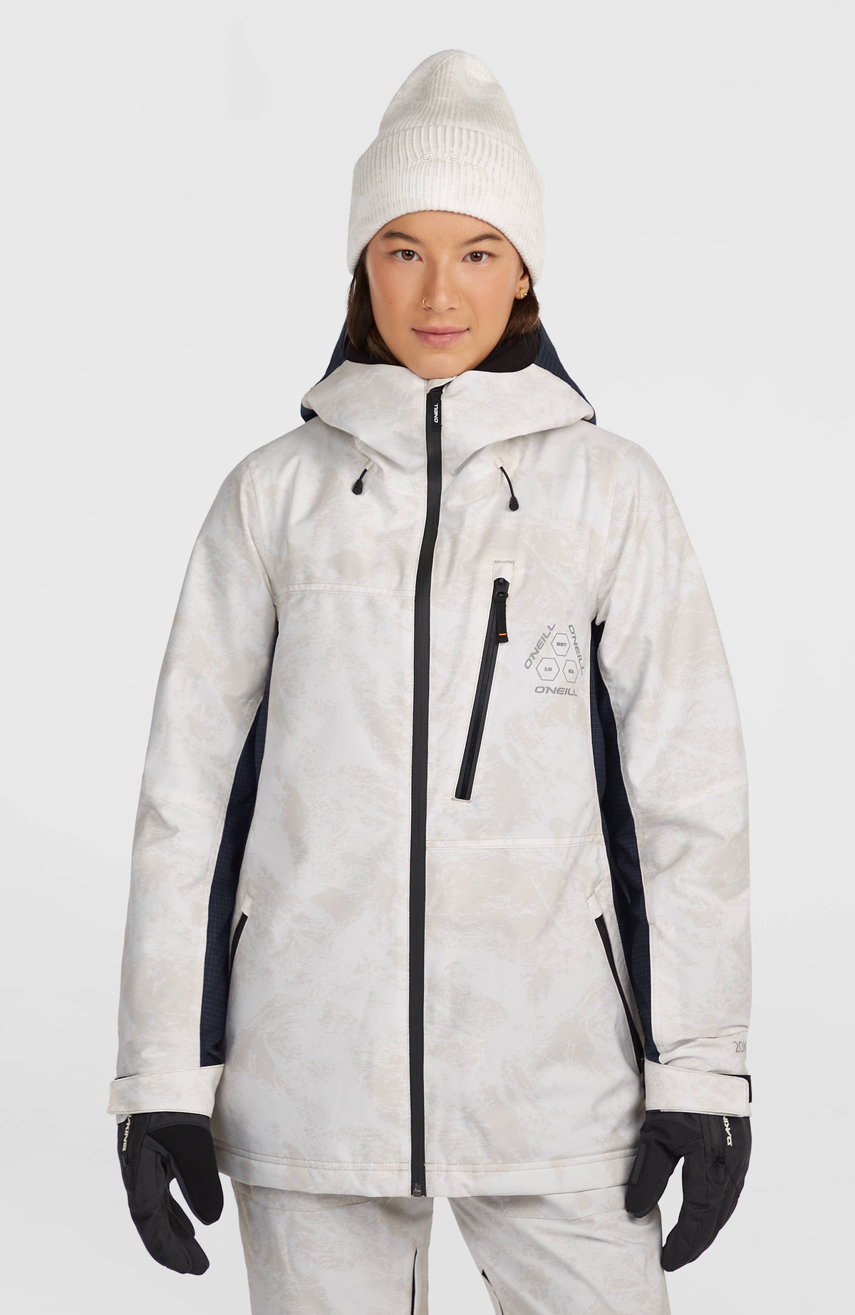 O'Neill FWC'Peak Skijacke für Damen, weiß mit Bergmuster in Grau, frontale Ansicht am Model