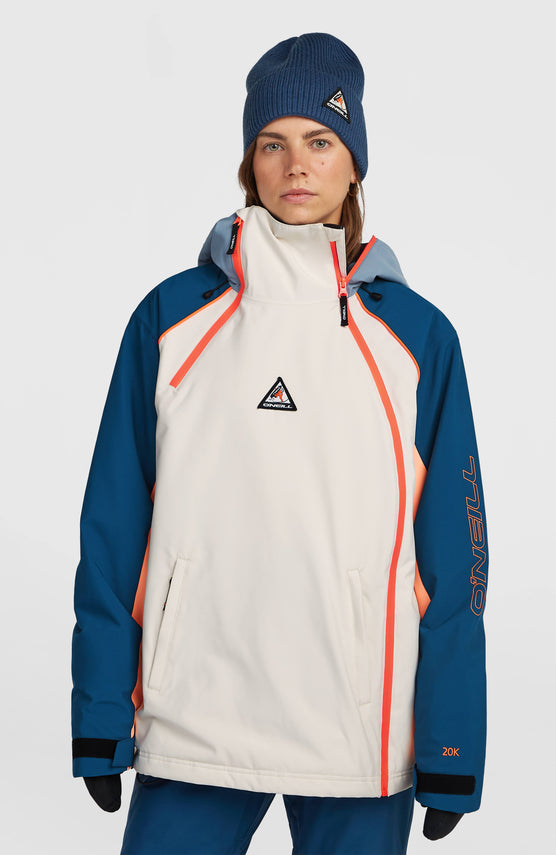 O'Neill FWC'Play Asymmetric Ski- und Snowboardjacke für Damen in Blau-Mix, Vorderansicht am Model