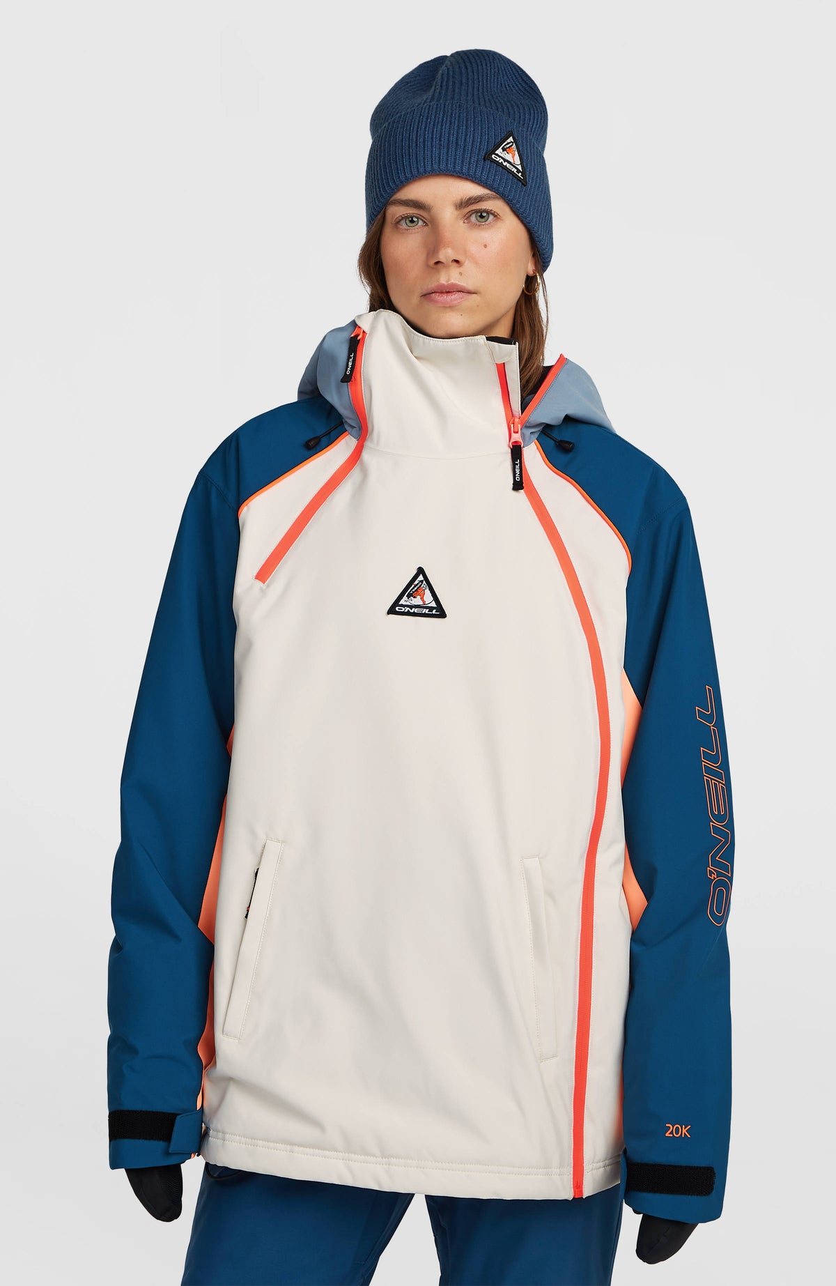 O'Neill FWC'Play Asymmetric Ski- und Snowboardjacke für Damen in Blau-Mix, Vorderansicht am Model