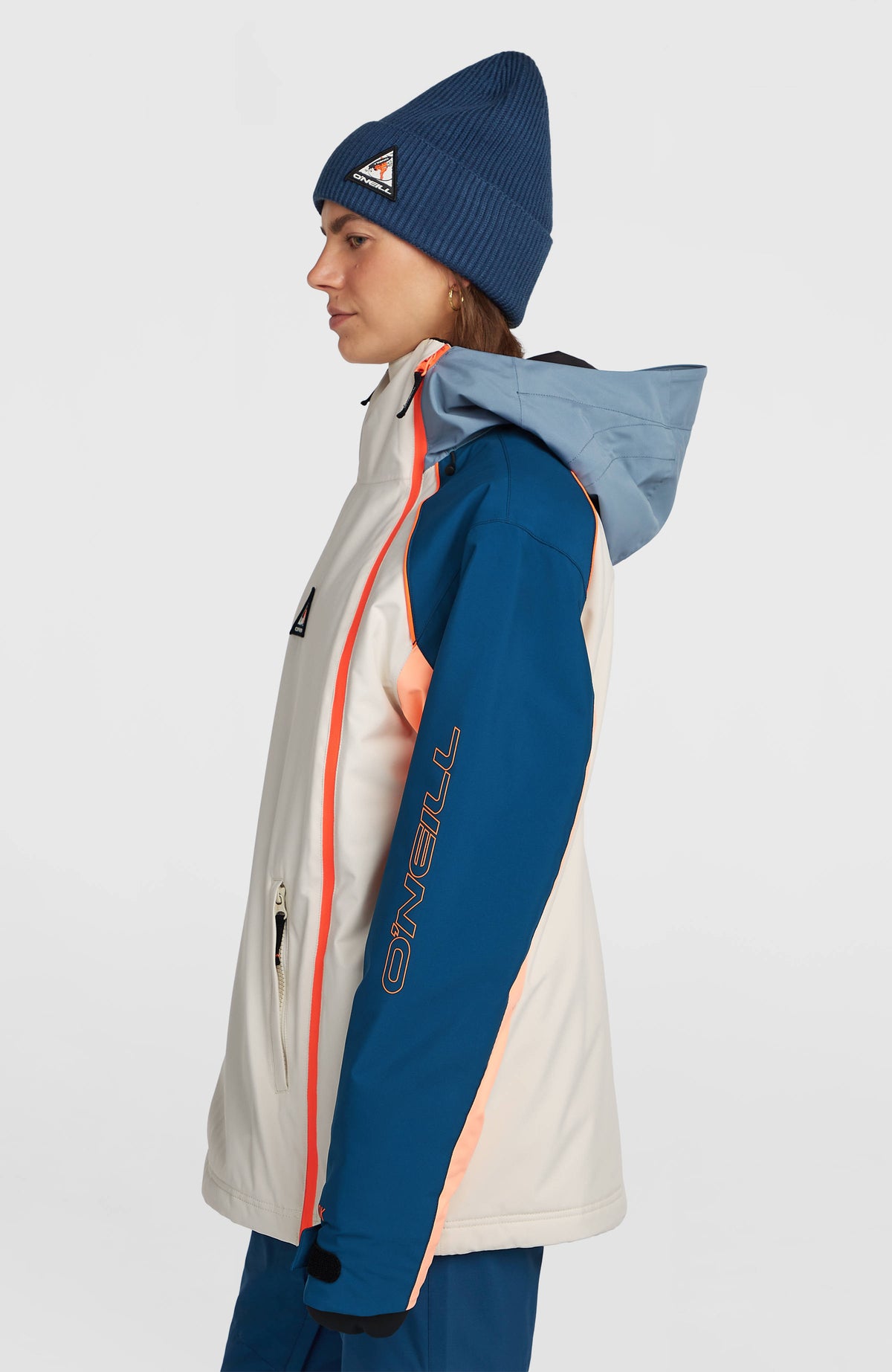 FWC'Play Asymmetric Ski- und Snowboardjacke für Damen, Blau-Mix, Seitenansicht mit Logo-Schriftzug am Ärmel