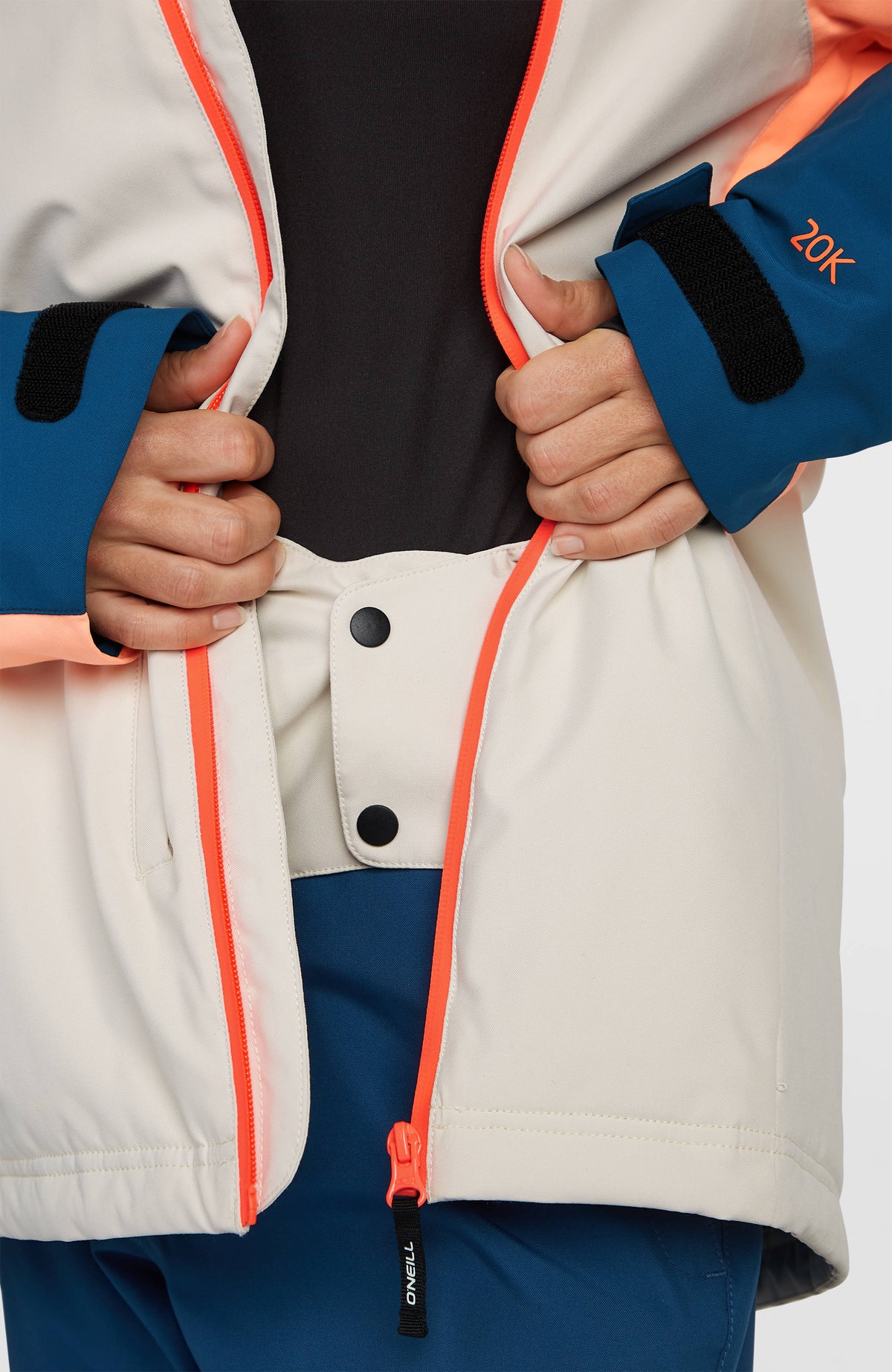 FWC'Play Asymmetric Ski- und Snowboardjacke in Blau-Mix, Nahaufnahme der Druckknöpfe und des Reißverschlusses
