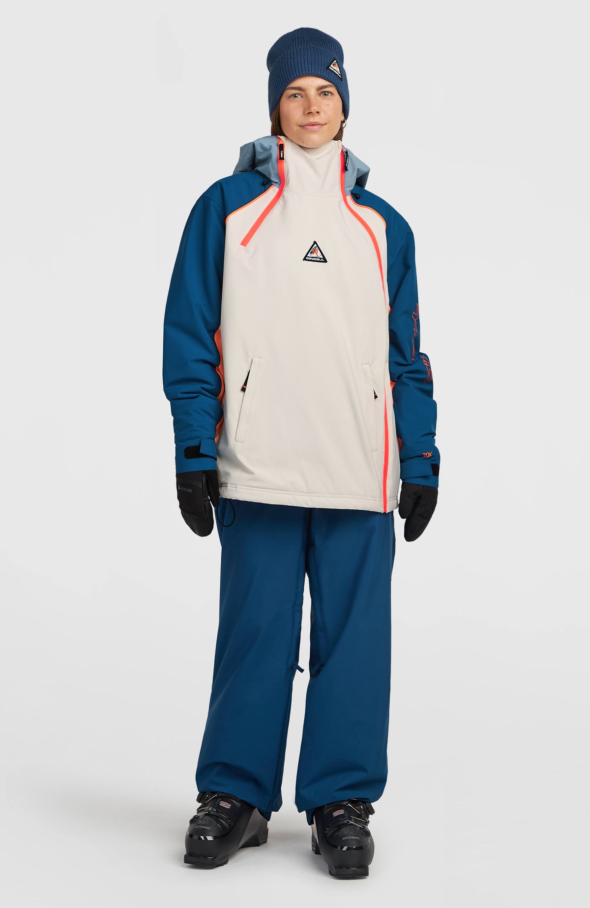 FWC'Play Asymmetric Ski- und Snowboardjacke für Damen in Blau-Mix, getragen am Model, Ganzkörperansicht