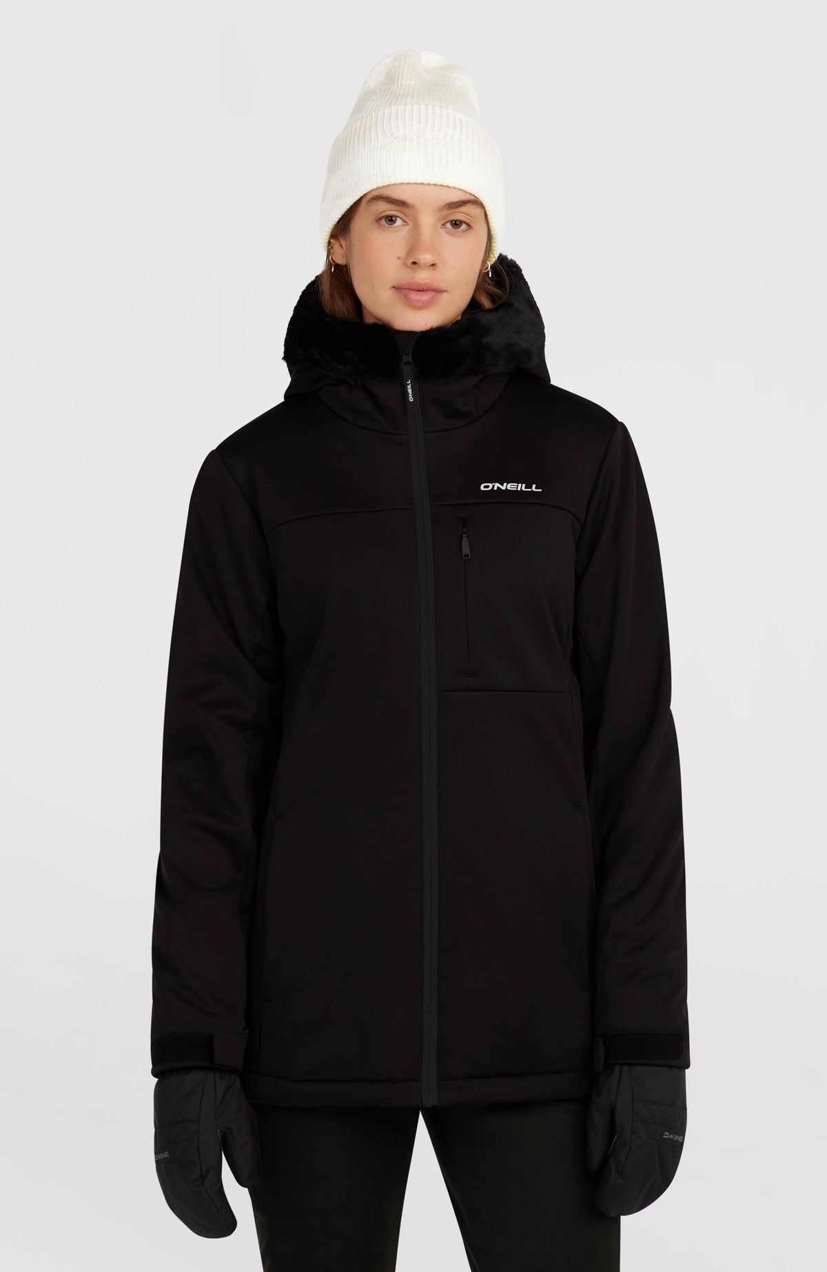 O'Neill FWC'Cruz Softshell-Skijacke für Damen, schwarz, Vorderansicht mit Reißverschluss und Stehkragen am Model