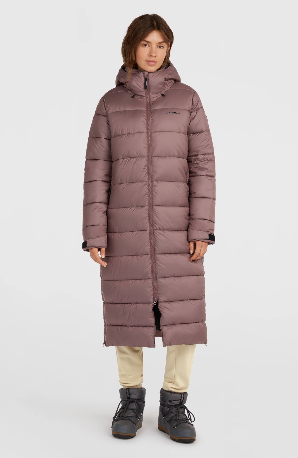 O'Neill Lange Must-Have Steppjacke für Damen, lila, Vorderansicht am Model mit Steppung und Kapuze