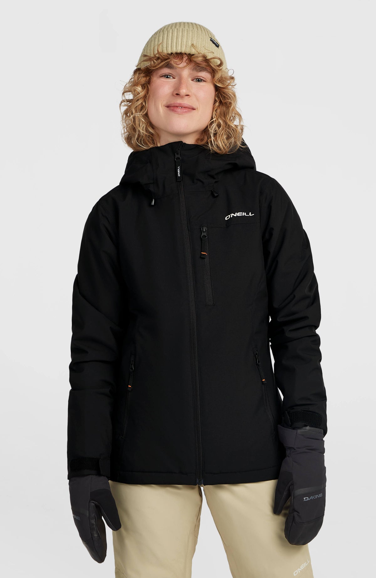 O'Neill FWC'Cruz Skijacke für Damen, schwarz, Vorderansicht am Model mit Reißverschlusstaschen