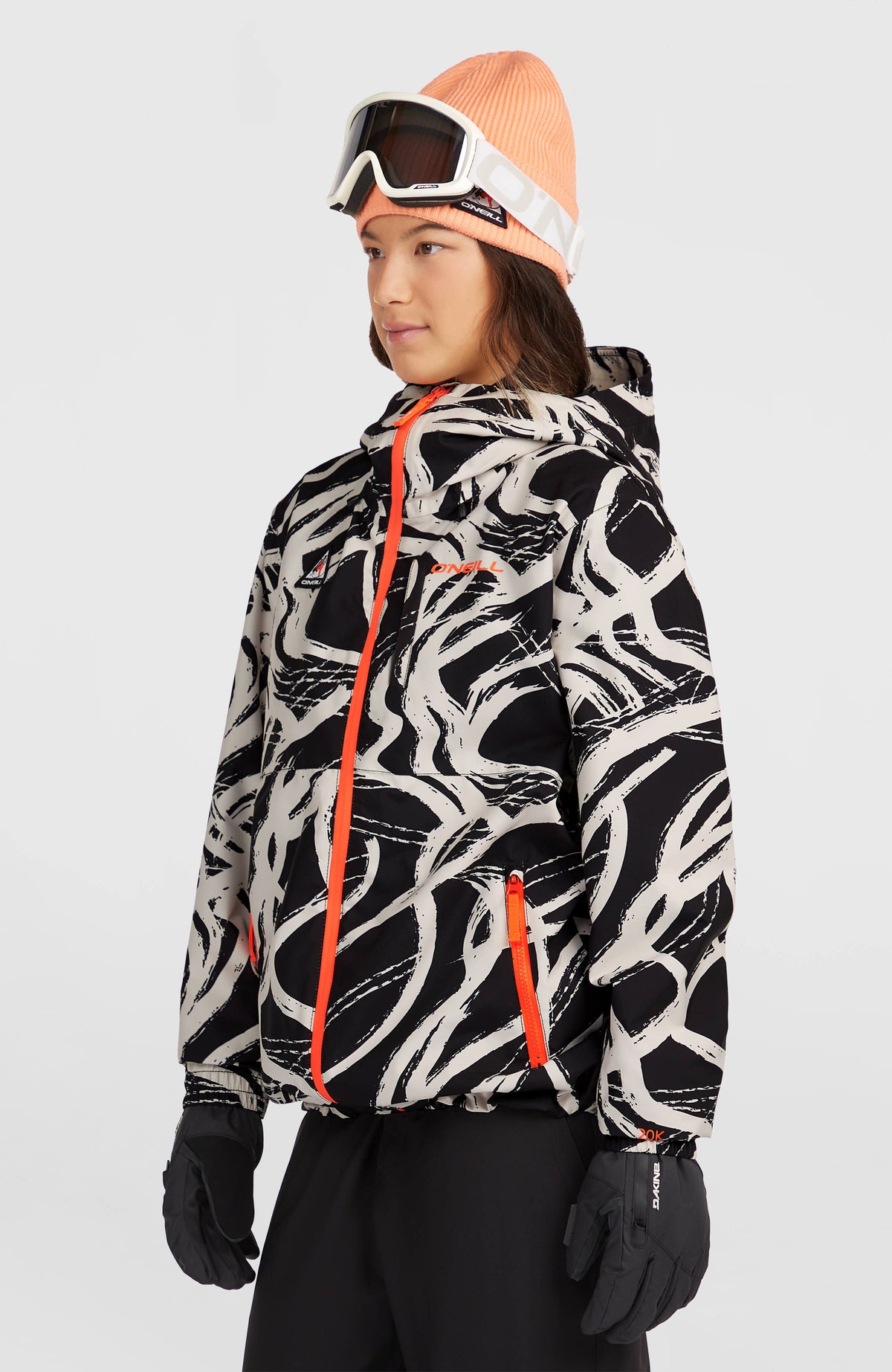 FWC'Play Park Ski- und Snowboardjacke für Damen, weiß mit Linienmuster in Schwarz, Halbprofilansicht am Model
