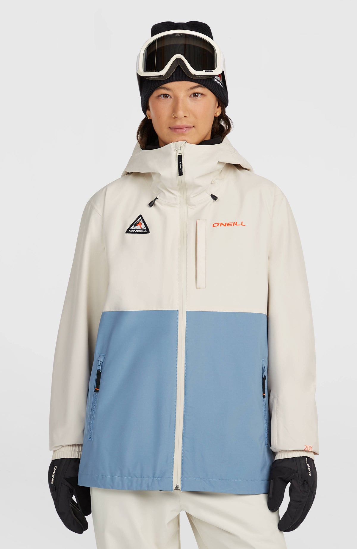 O'Neill FWC'Play Park Ski- und Snowboardjacke für Damen, weiß, Vorderansicht getragen am Model mit Kapuze