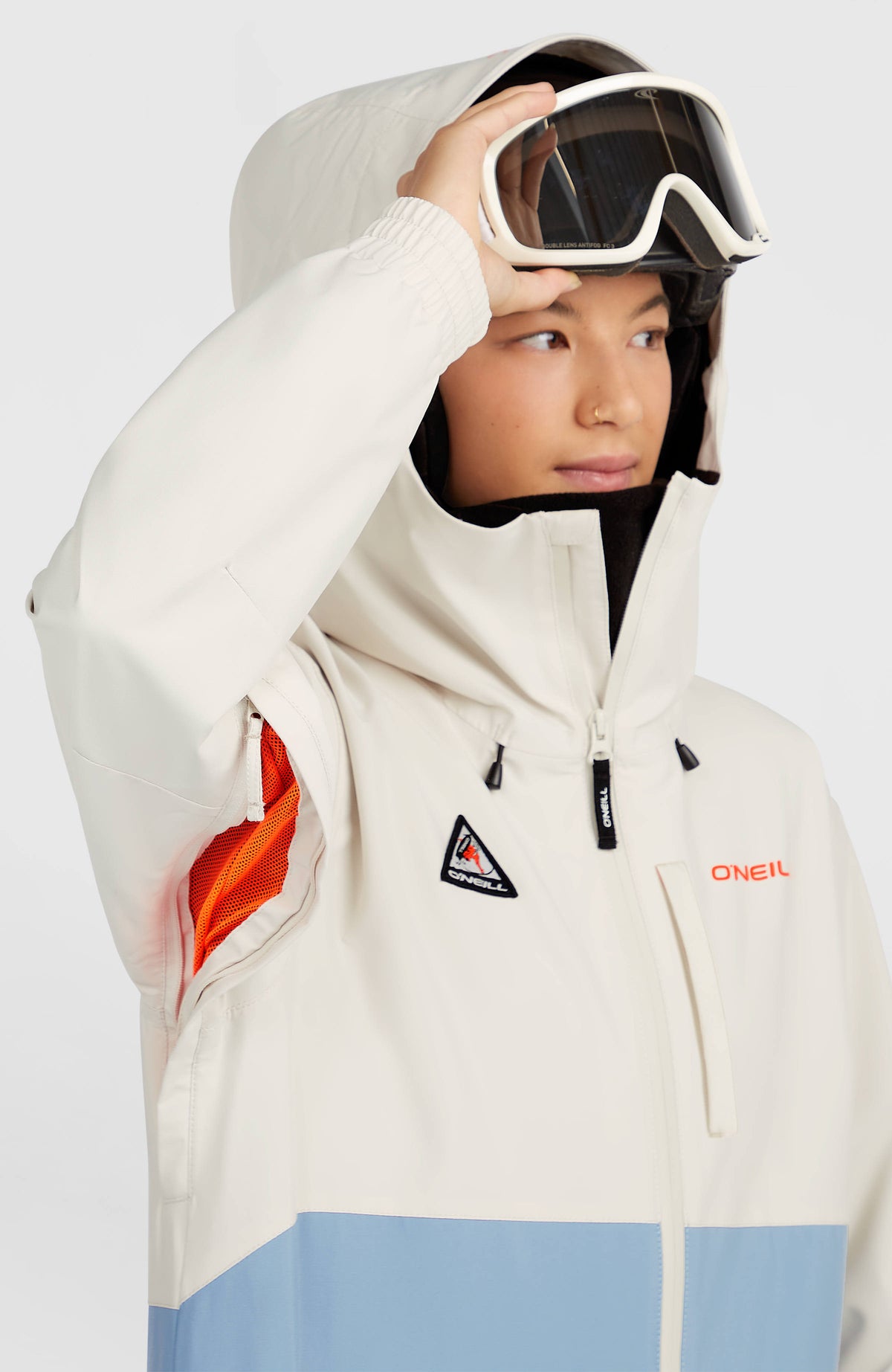 FWC'Play Park Ski- und Snowboardjacke, weiß, Belüftungsreißverschluss mit Mesh-Einsatz unter dem Ärmel am Model