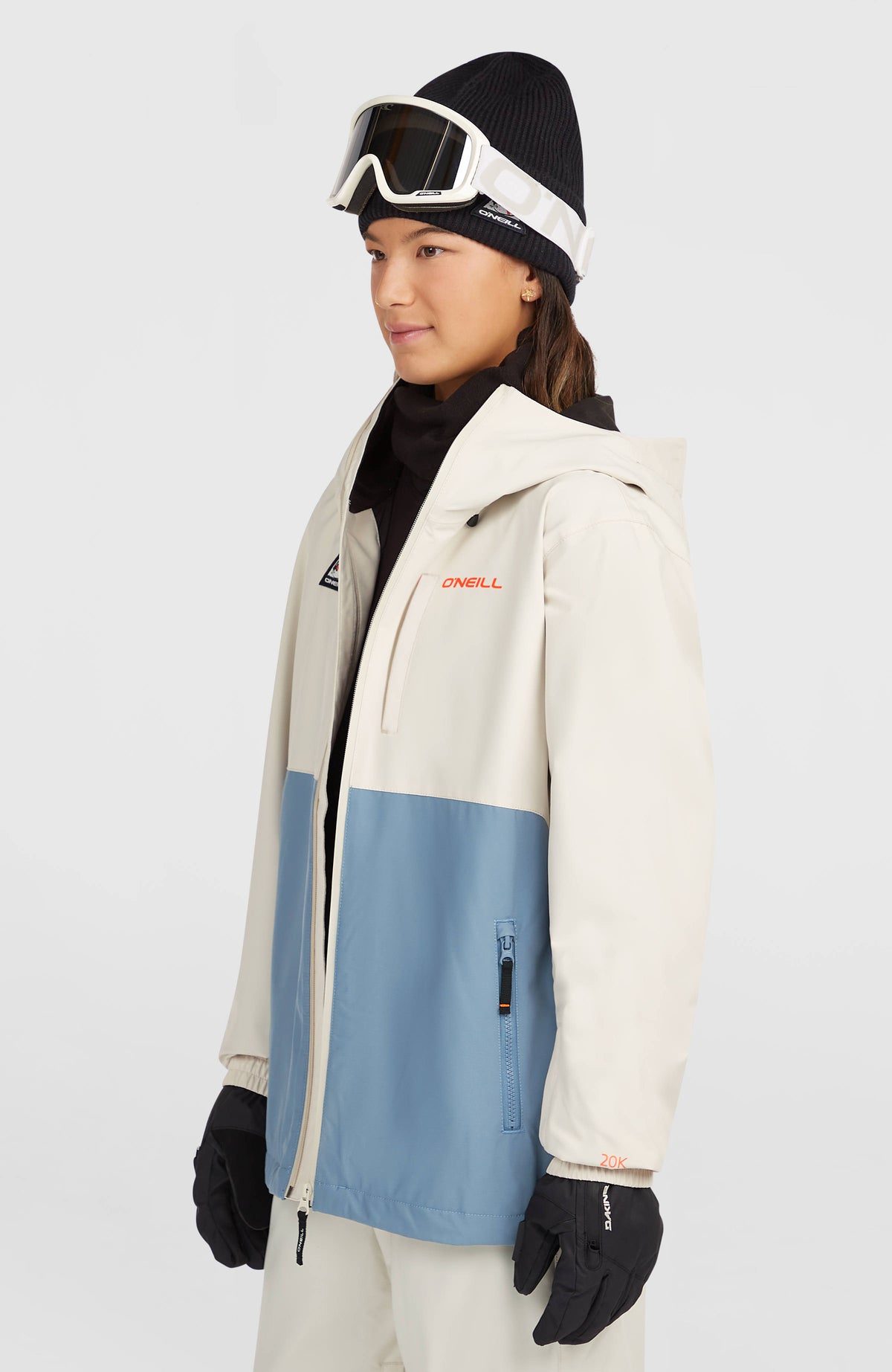 FWC'Play Park Ski- und Snowboardjacke für Damen, weiß, Halbprofilansicht am Model mit Reißverschlusstaschen