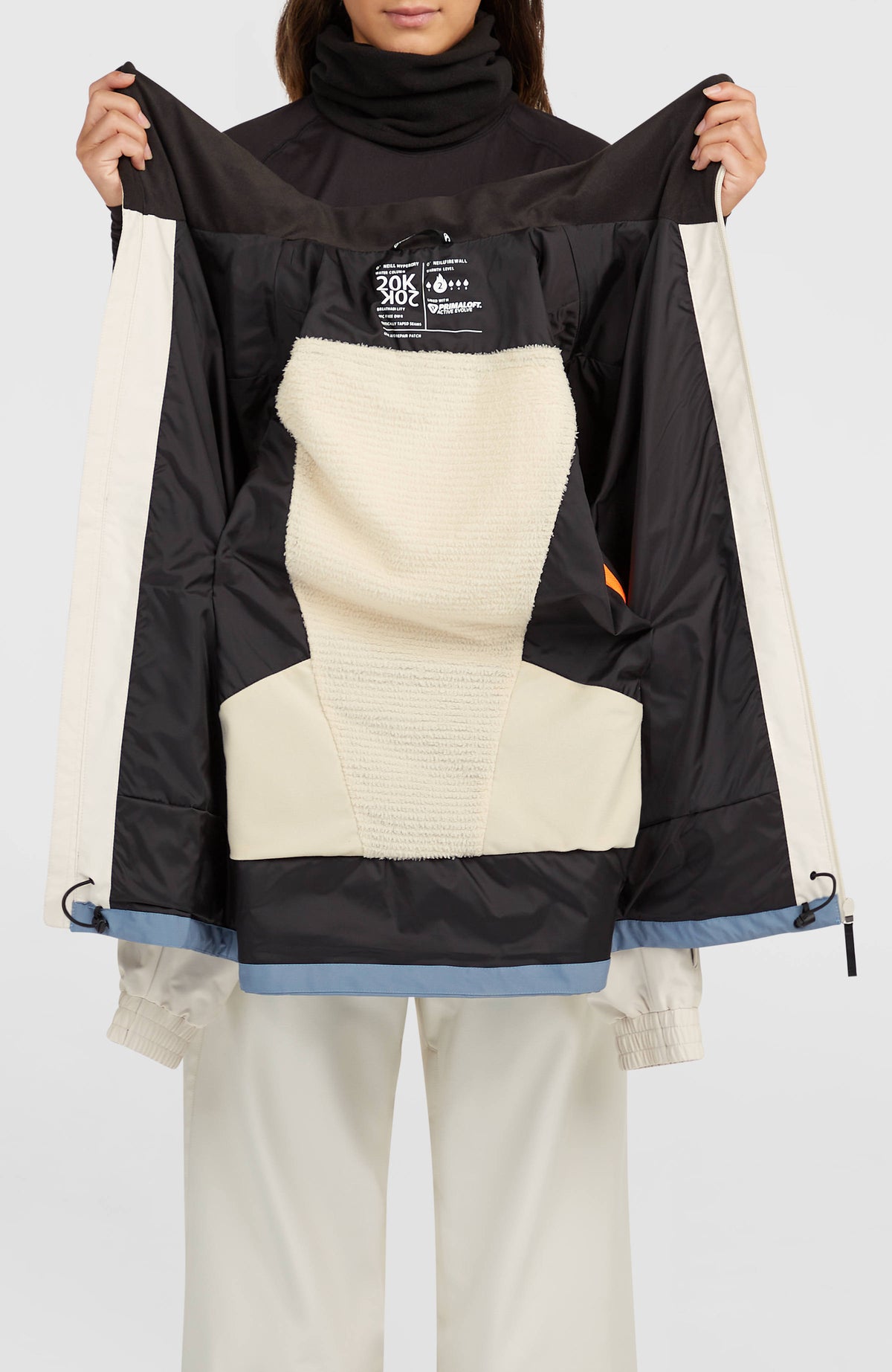 FWC'Play Park Ski- und Snowboardjacke für Damen, weiß, geöffnete Vorderansicht am Model mit Blick auf das Innenfutter