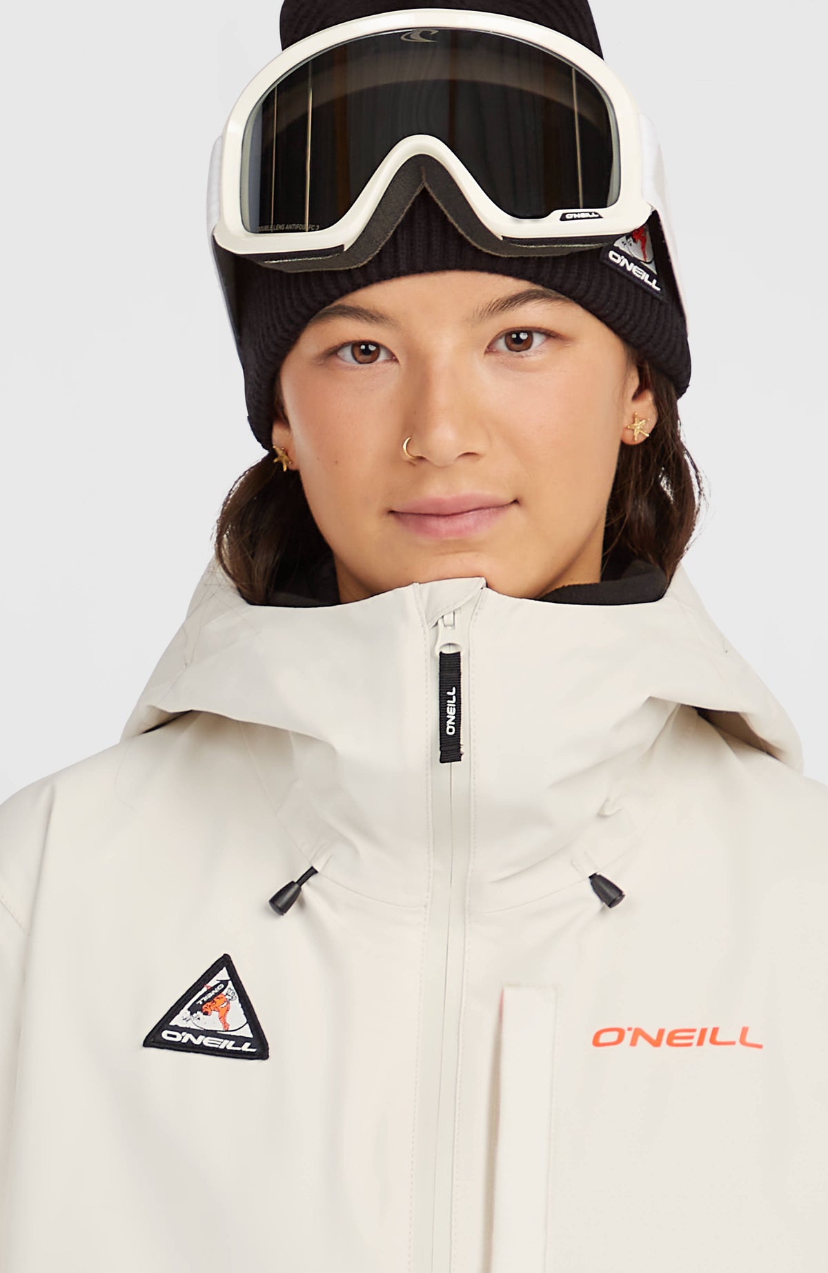 FWC'Play Park Ski- und Snowboardjacke, weiß, Nahaufnahme von Stehkragen, Reißverschluss und Logo-Patch am Model