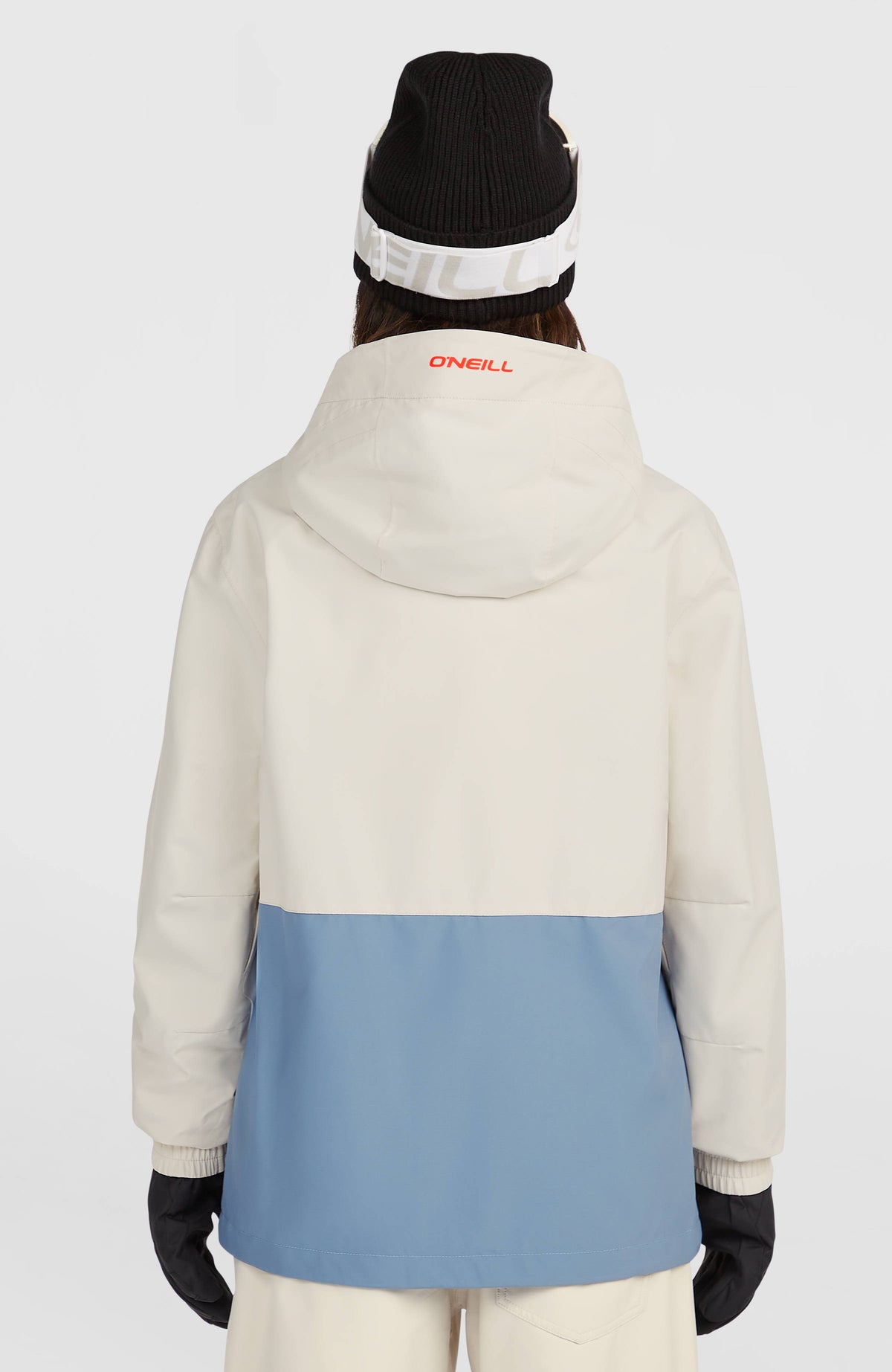 FWC'Play Park Ski- und Snowboardjacke für Damen, weiß, Rückansicht am Model mit Kapuze und Logo-Print