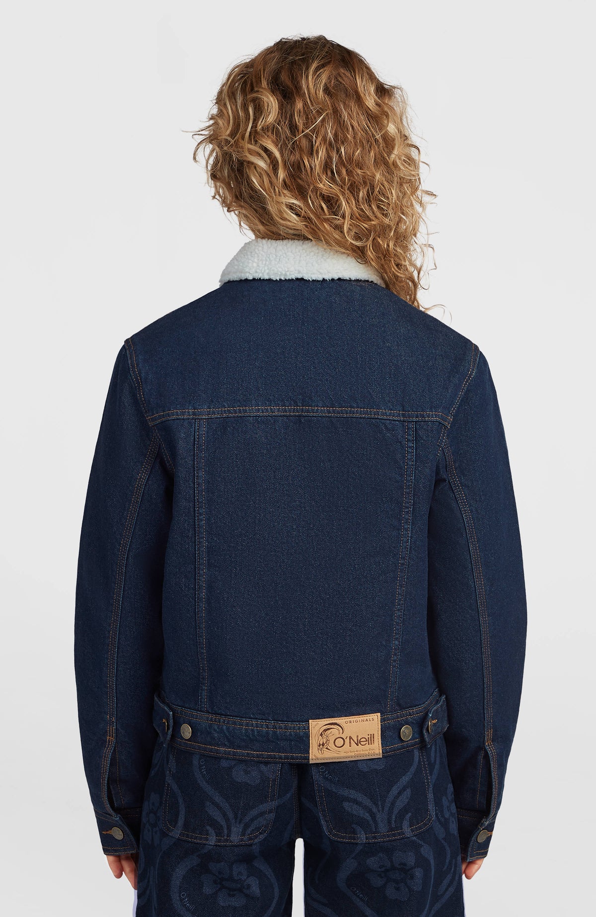 O'Riginals Jeansjacke für Damen in Blau, Rückansicht am Model mit Logo-Patch am Bund