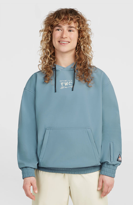 O'Neill FWC'Play Softshell-Hoodie für Damen, blau mit Logo-Print in Weiß, Vorderansicht am Model