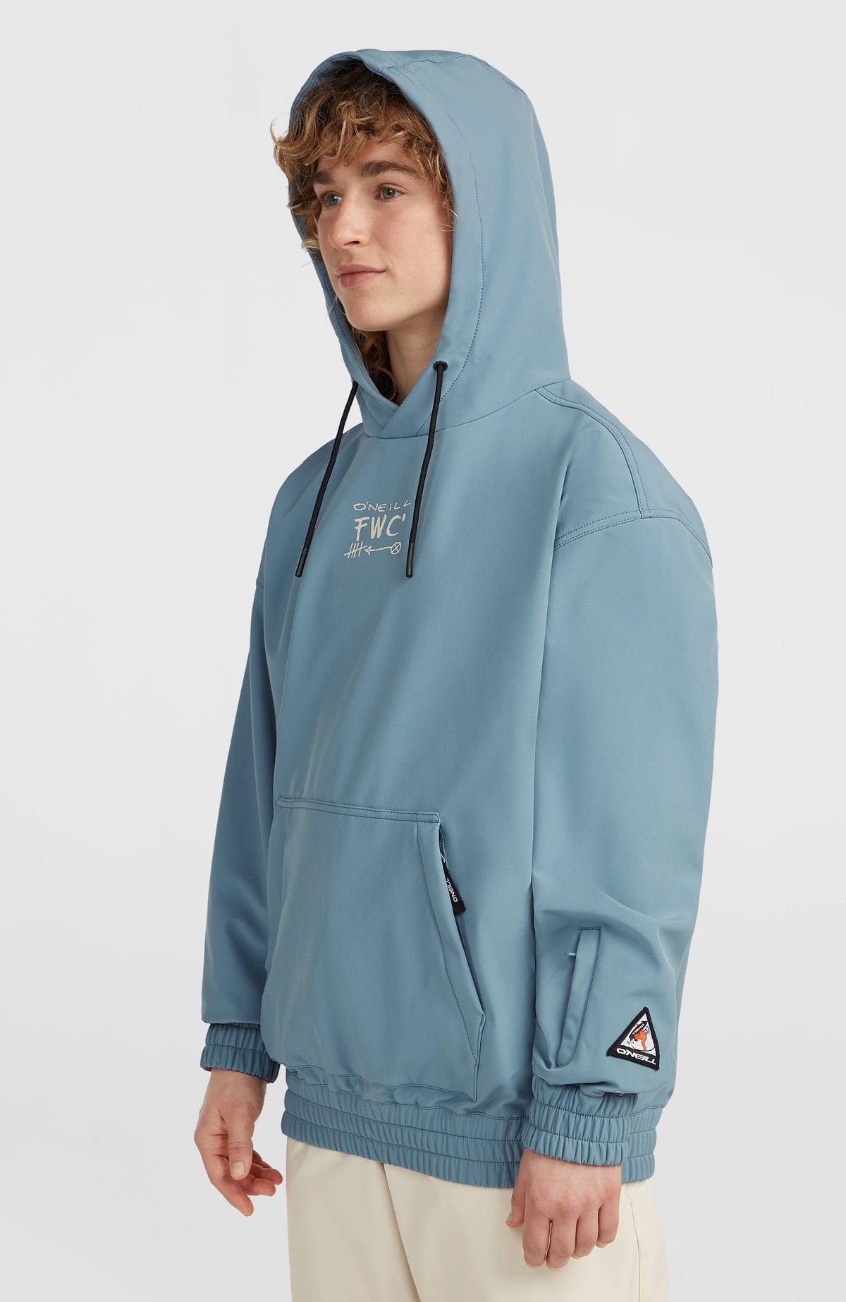 FWC'Play Softshell-Hoodie für Damen, blau, Halbprofilansicht mit aufgesetzter Kapuze am Model