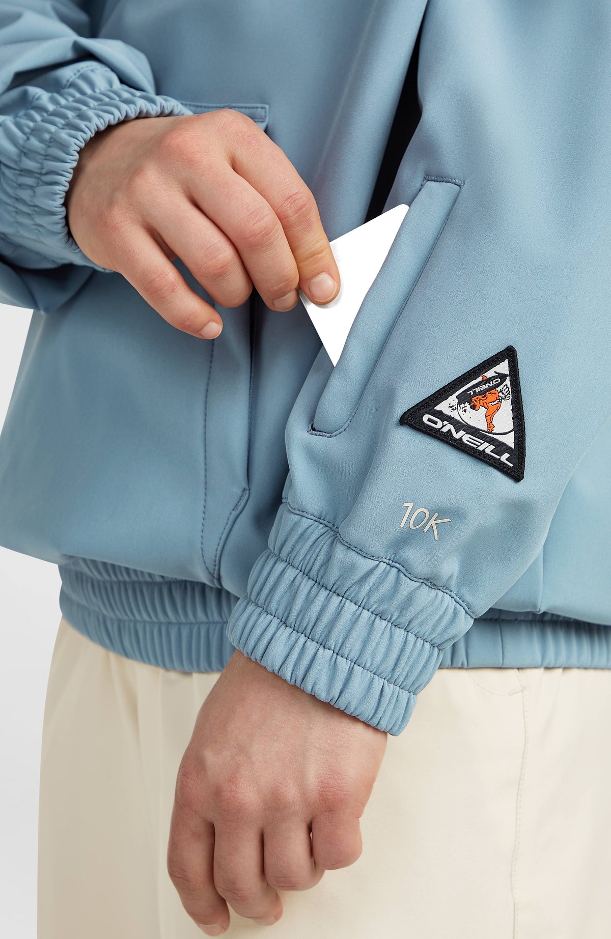 FWC'Play Softshell-Hoodie, blau, Nahaufnahme der Ärmeltasche mit Logo-Badge