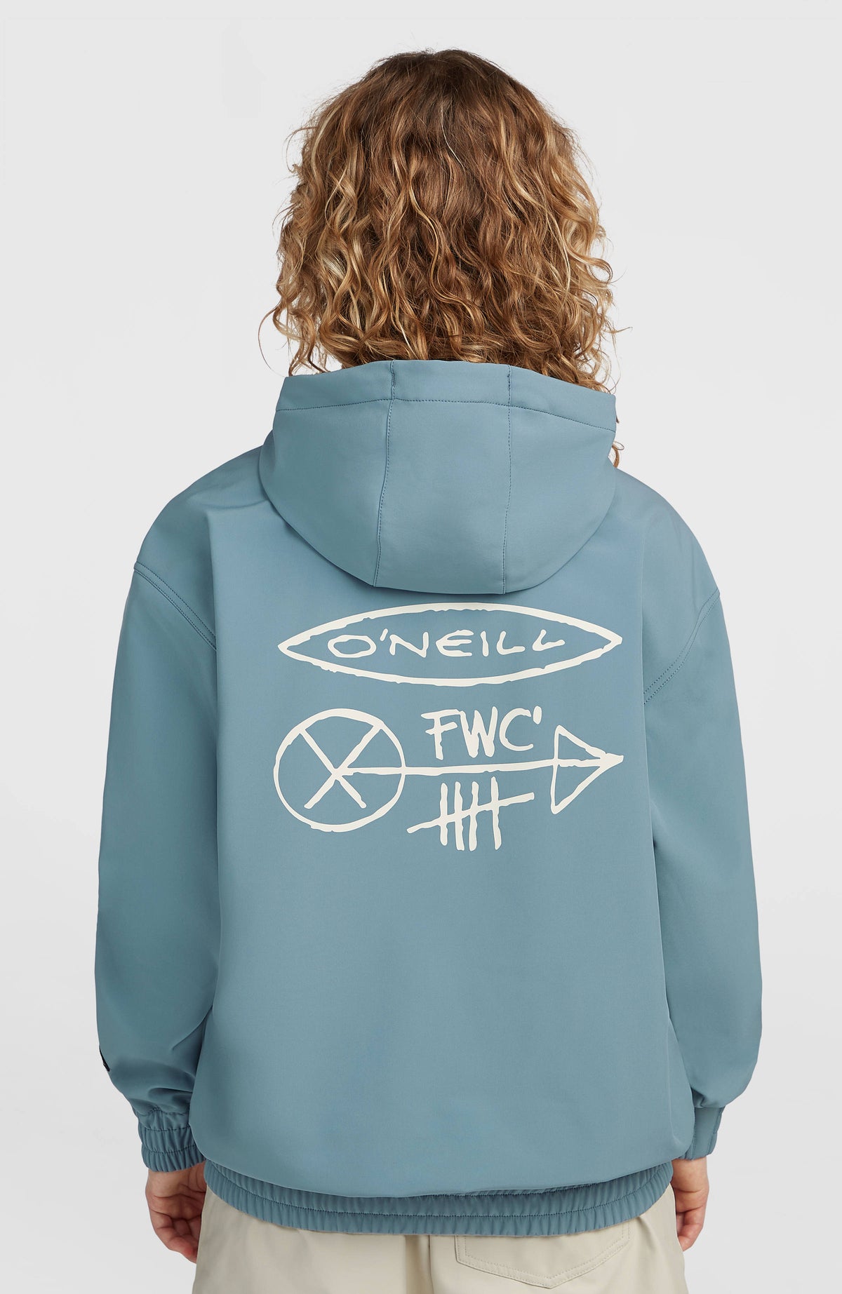 FWC'Play Softshell-Hoodie für Damen, blau mit Logo-Print in Weiß, Rückansicht am Model
