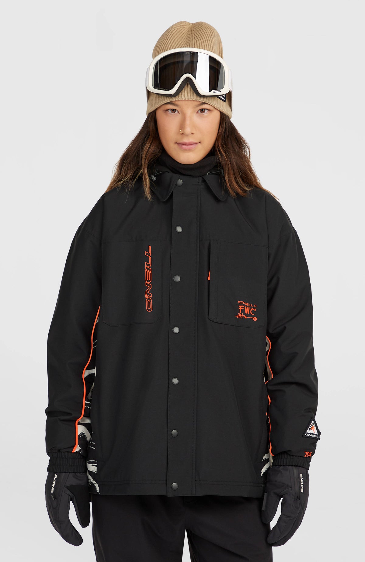 O'Neill FWC'Play Shacket Ski- und Snowboardjacke für Damen, schwarz, Vorderansicht getragen am Model