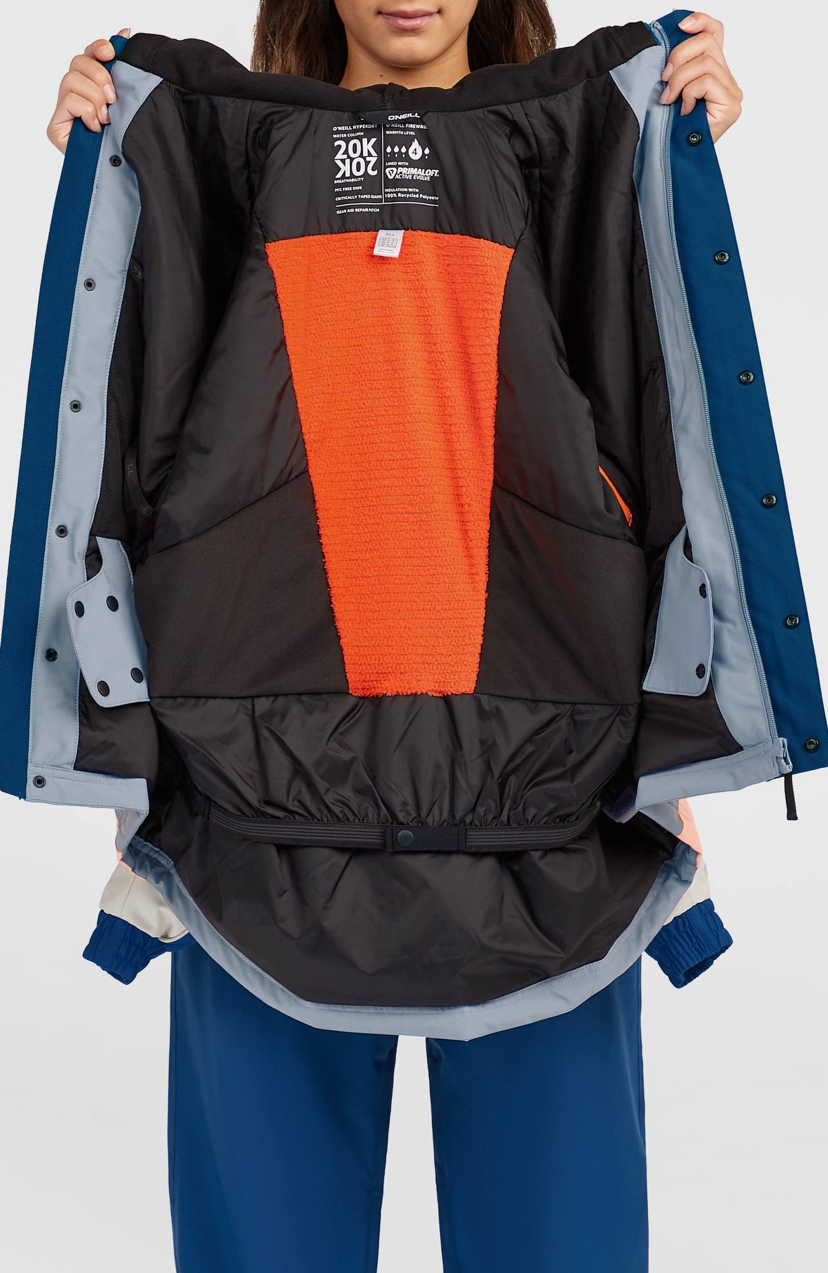 FWC'Play Shacket Ski- und Snowboardjacke für Damen, blau, geöffnete Jacke am Model mit Schneefang und Innenfutter