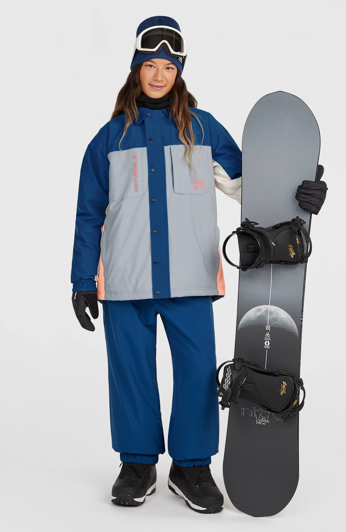 FWC'Play Shacket Ski- und Snowboardjacke für Damen, blau, Ganzkörperansicht am Model mit Snowboard