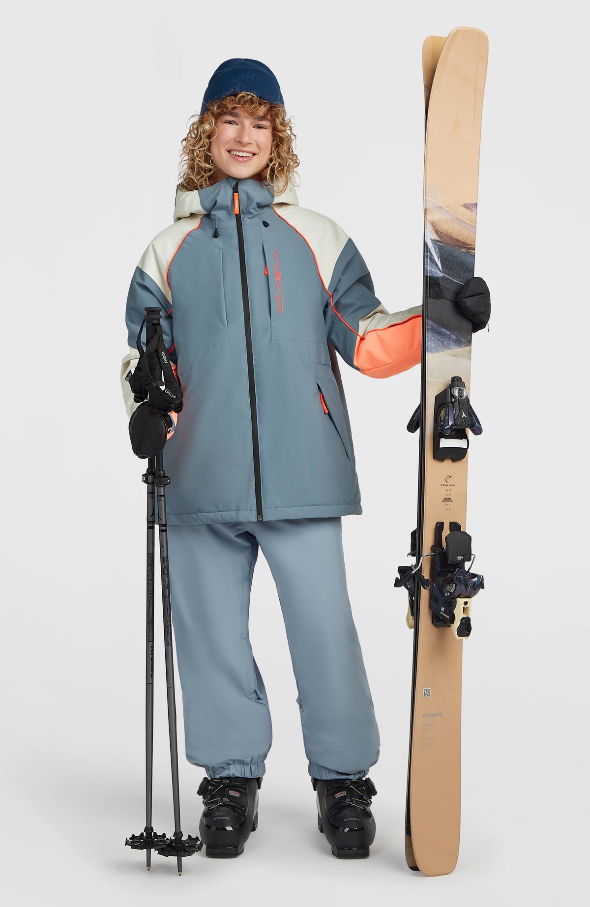FWC'Cruz Break Point Skijacke für Damen, blau, Ganzkörperansicht am Model mit Skiausrüstung