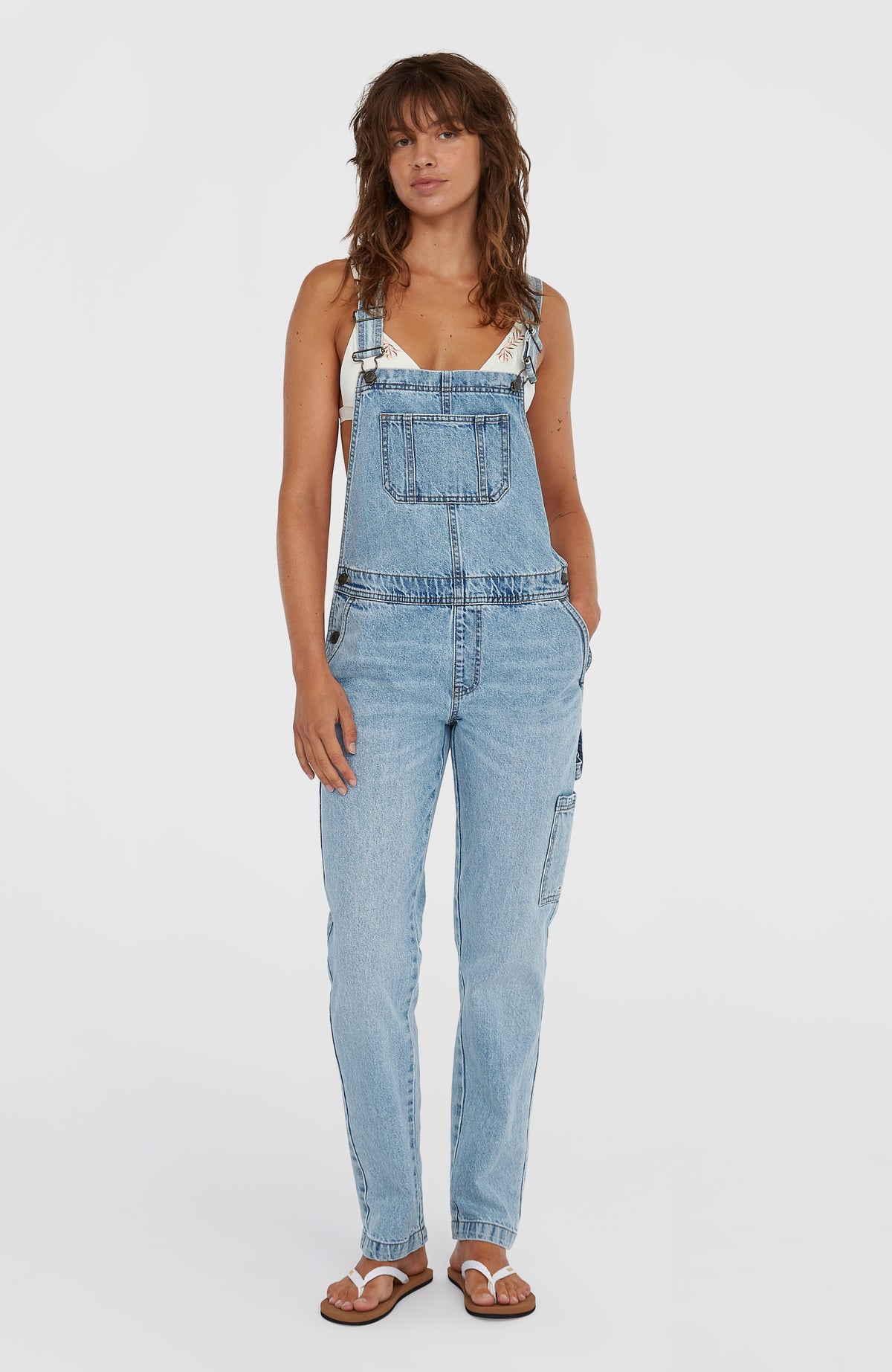 O'Neill Essentials Twill-Latzhose für Damen in Blau, getragen am Model, Ganzkörperansicht von vorne