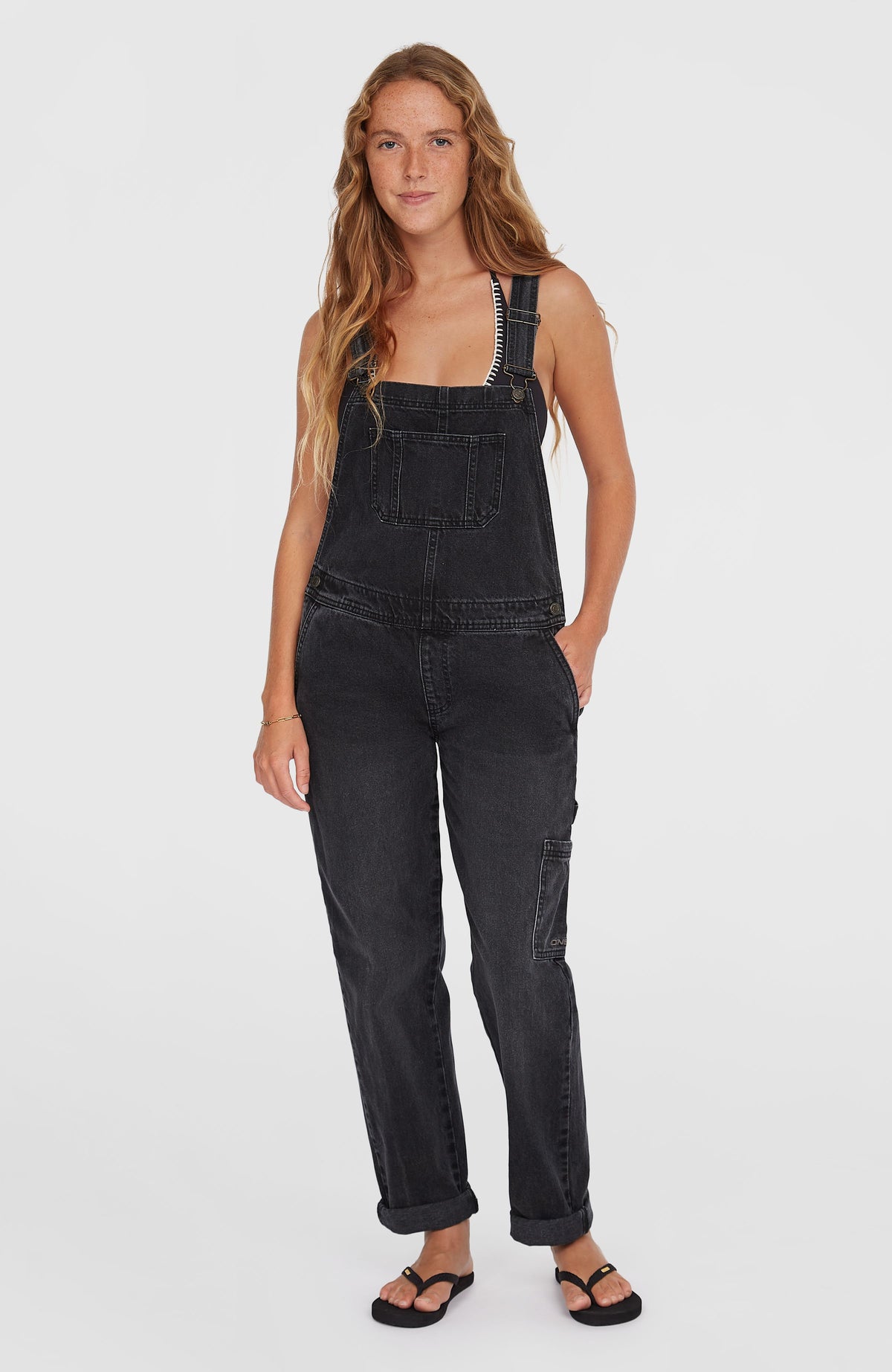 O'Neill Essentials Twill-Latzhose für Damen, schwarz, Vorderansicht am Model