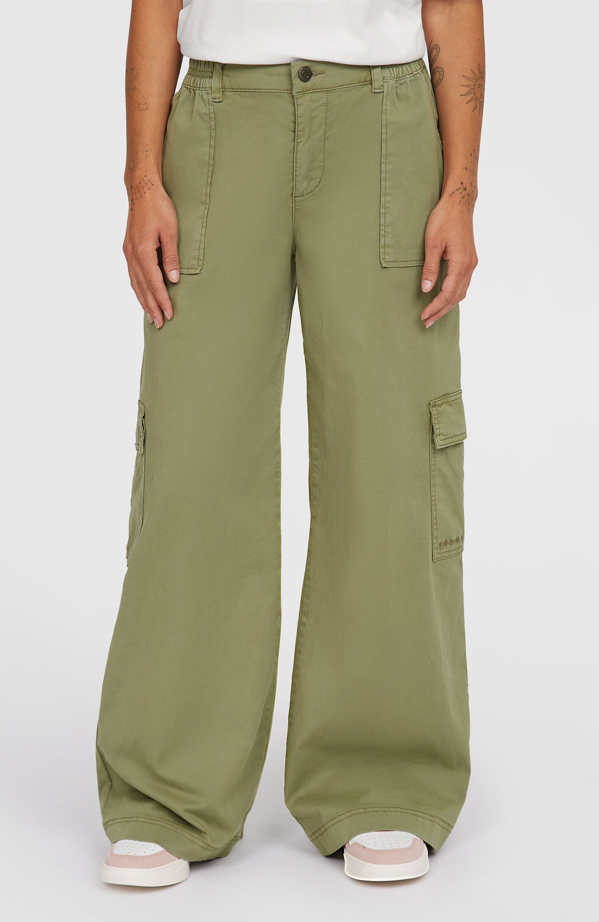 Brexton Cargohose für Damen, grün, Vorderansicht am Model mit Fokus auf Bund und Vordertaschen