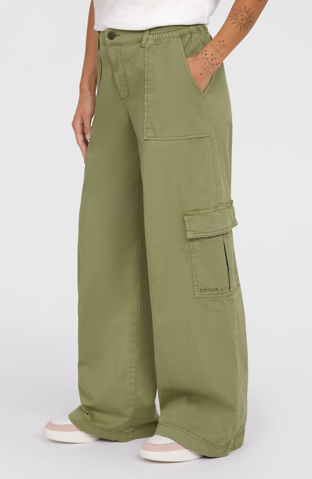Brexton Cargohose für Damen, grün, seitliche Ansicht am Model mit aufgesetzter Cargotasche