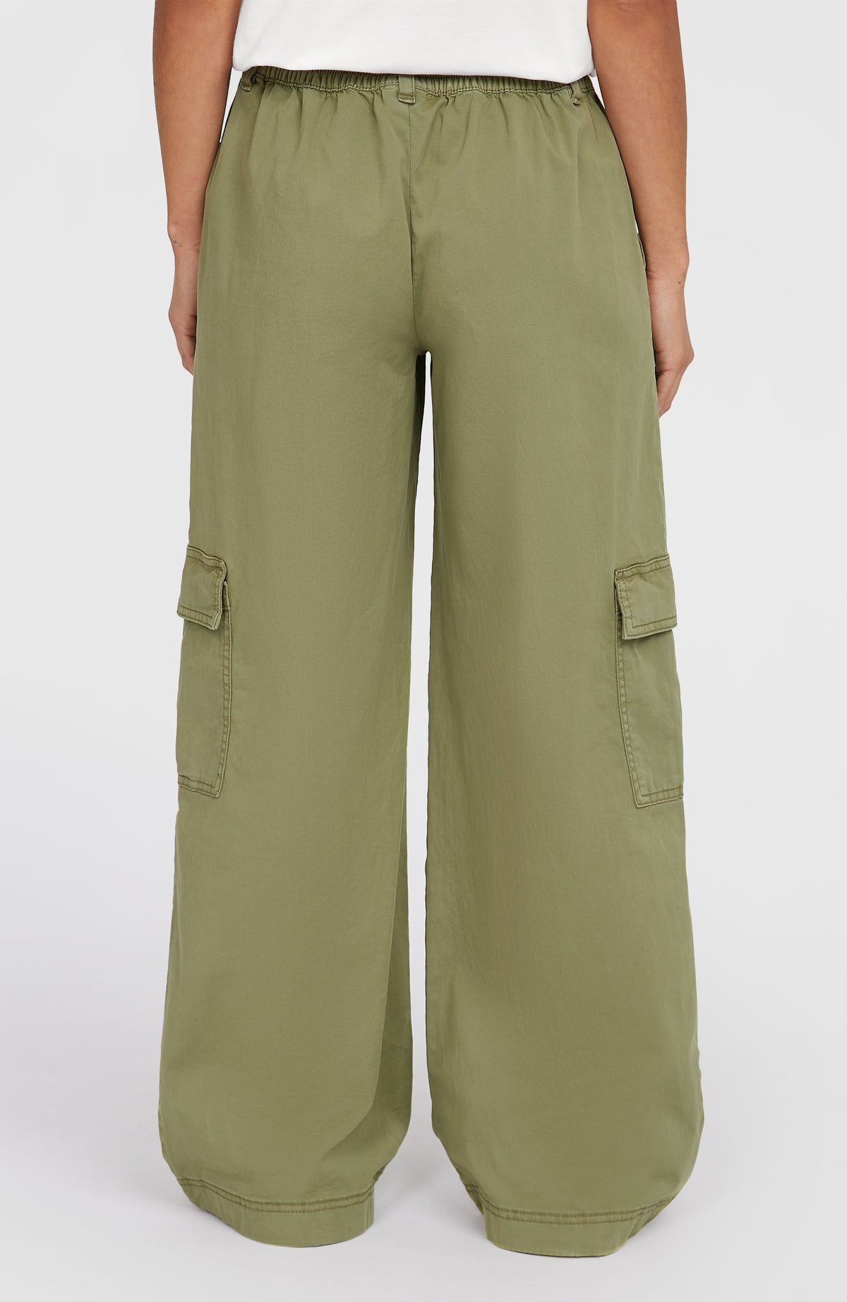 Brexton Cargohose für Damen, grün, Rückansicht am Model mit elastischem Hosenbund