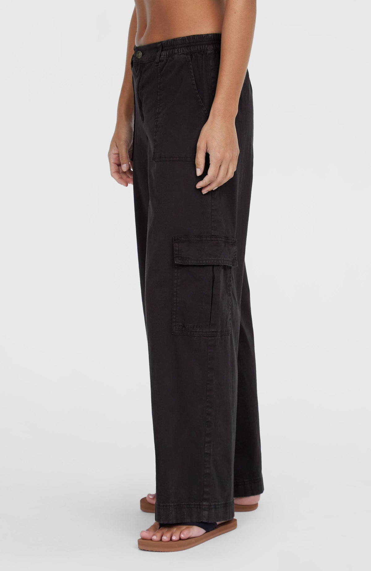 Brexton Cargohose für Damen, schwarz, Seitenansicht am Model mit aufgesetzter Cargotasche