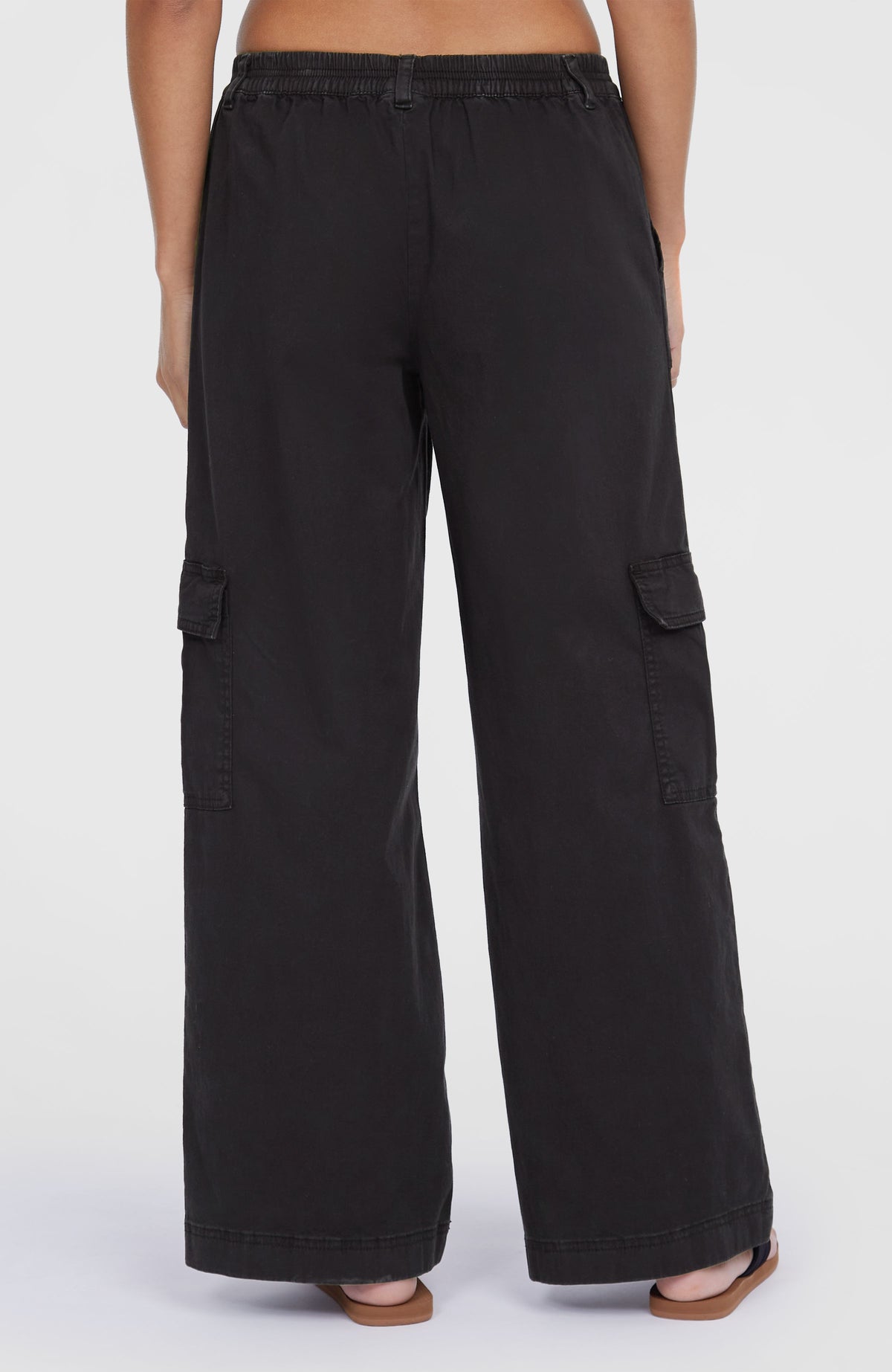 Brexton Cargohose für Damen, schwarz, Rückansicht am Model mit elastischem Bundabschluss
