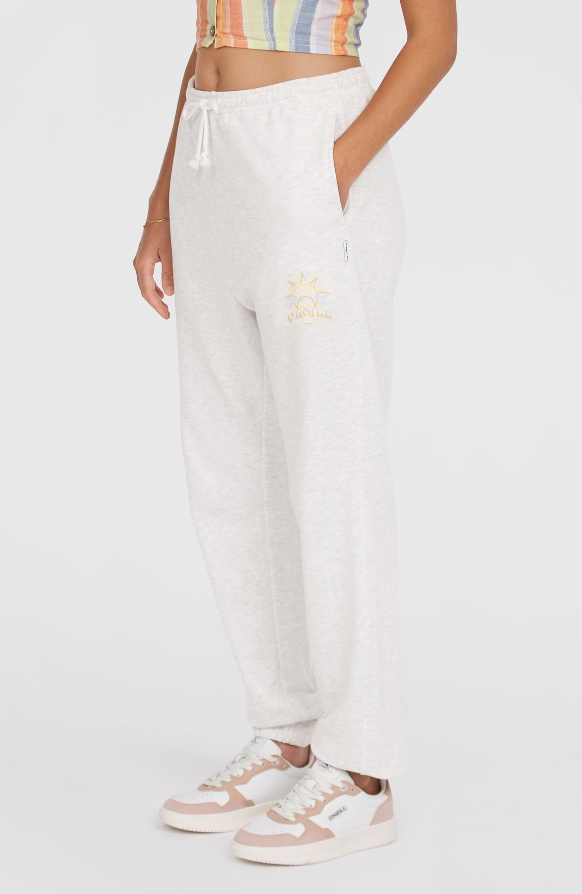Beach Vintage Jogginghose für Damen, weiß mit Grafik-Print in Gelb, Seitenansicht am Model mit Eingrifftasche