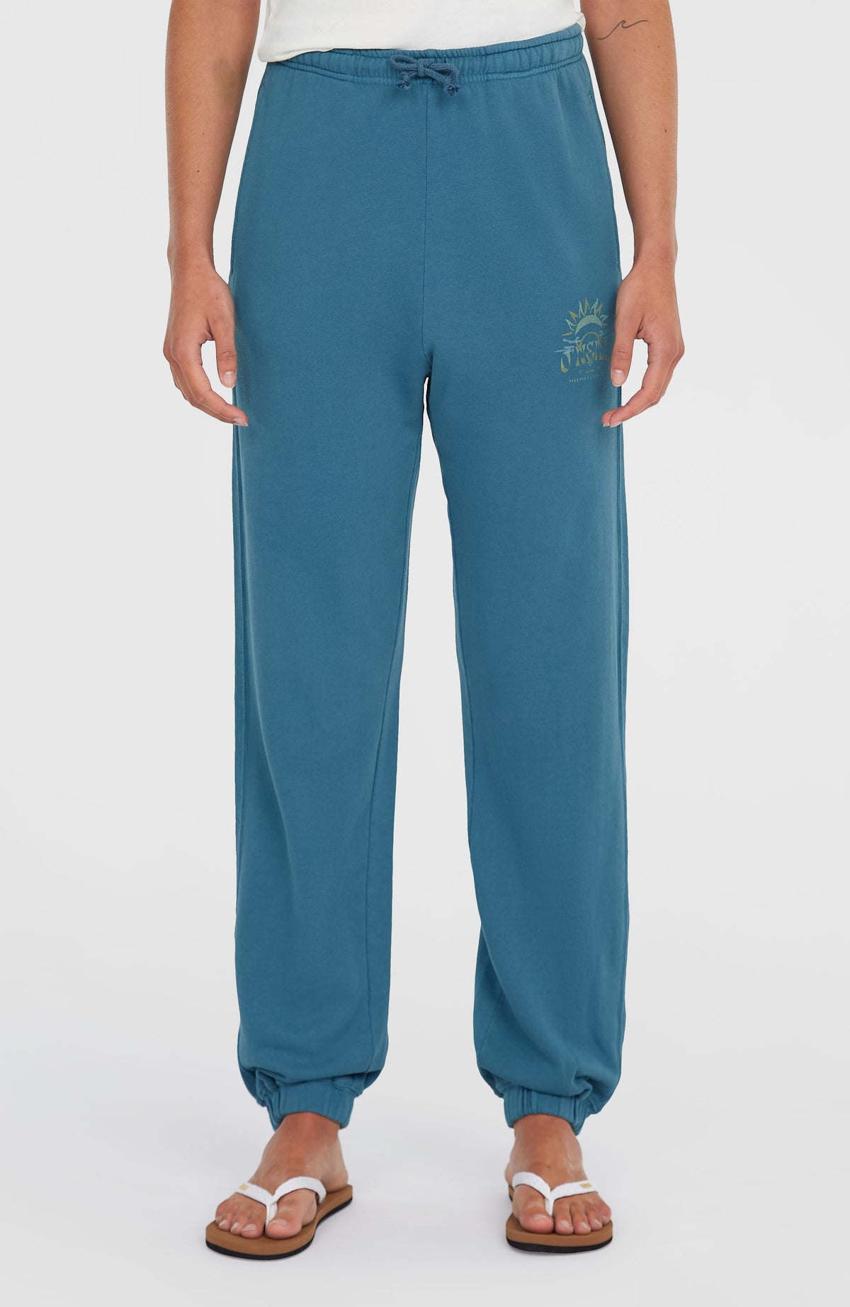 Beach Vintage Jogginghose für Damen, blau, Vorderansicht am Model, Kordelzug am Bund