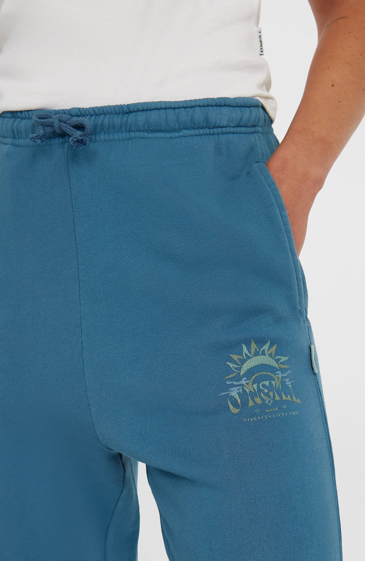 Nahaufnahme von Bund, Kordelzug und Logo-Print der blauen Beach Vintage Jogginghose