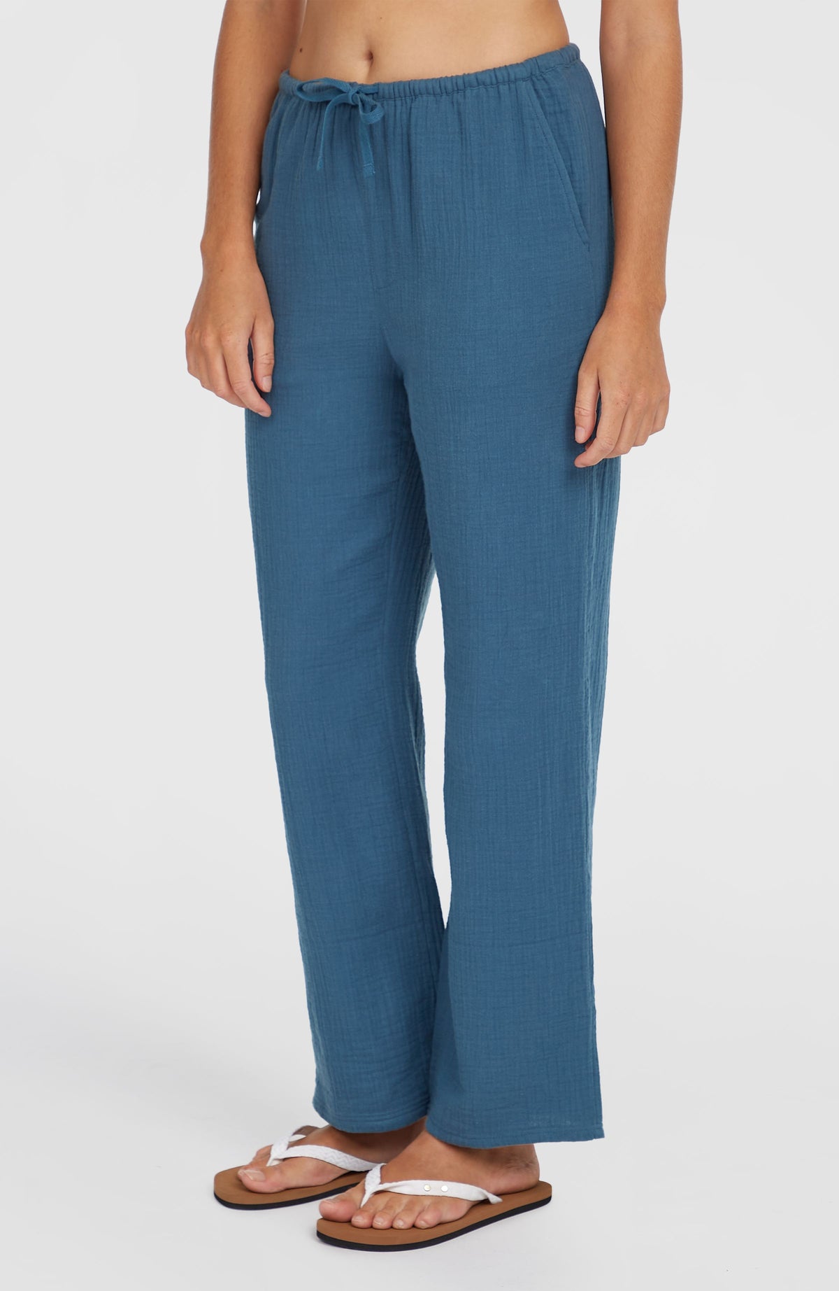 Blaue Brenda Hose für Damen, Dreiviertelansicht getragen am Model mit geradem Hosenbein und Seitentasche