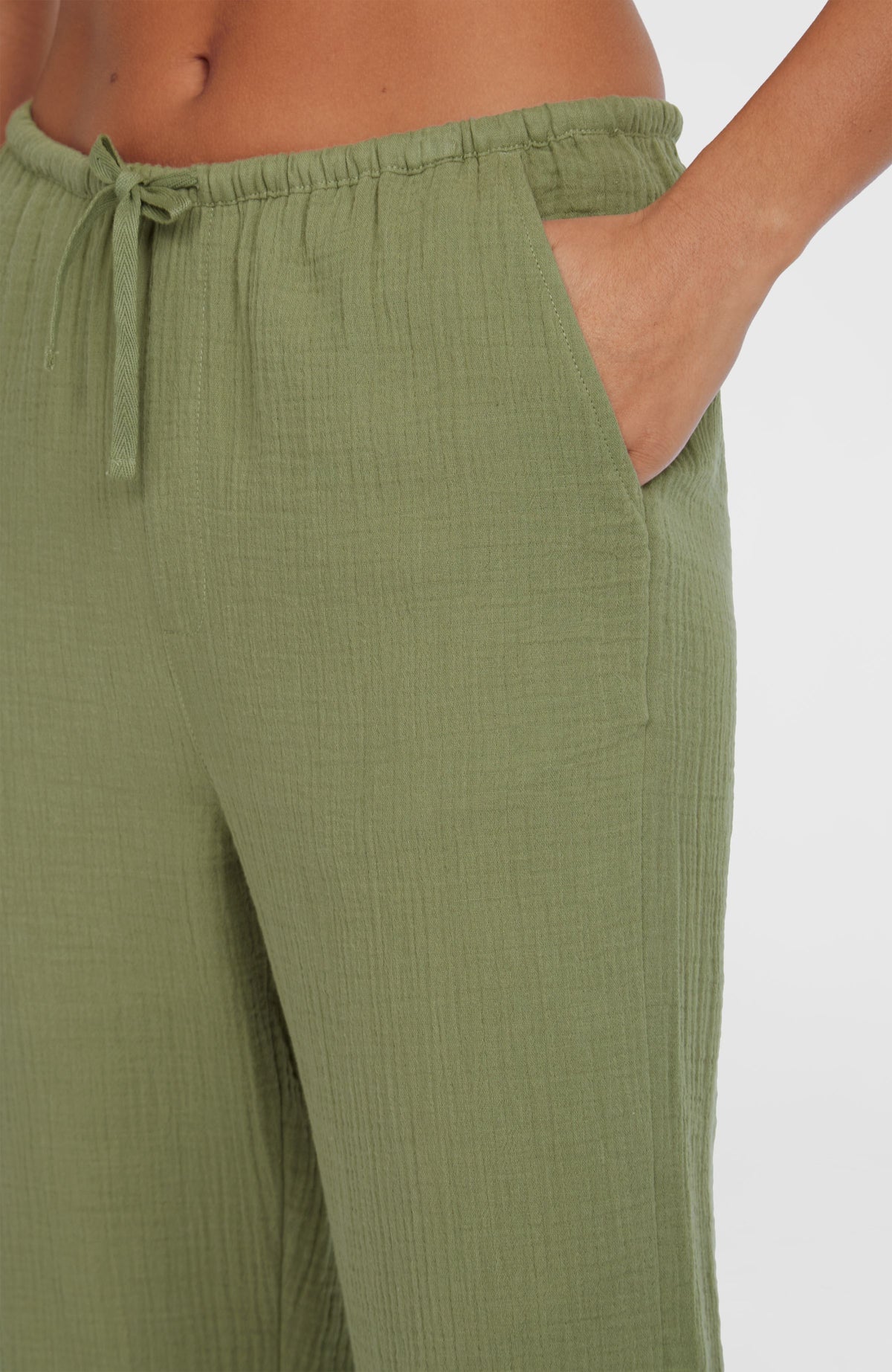 Nahaufnahme der grünen Brenda Hose für Damen mit elastischem Bund, Kordelzug und Eingrifftasche