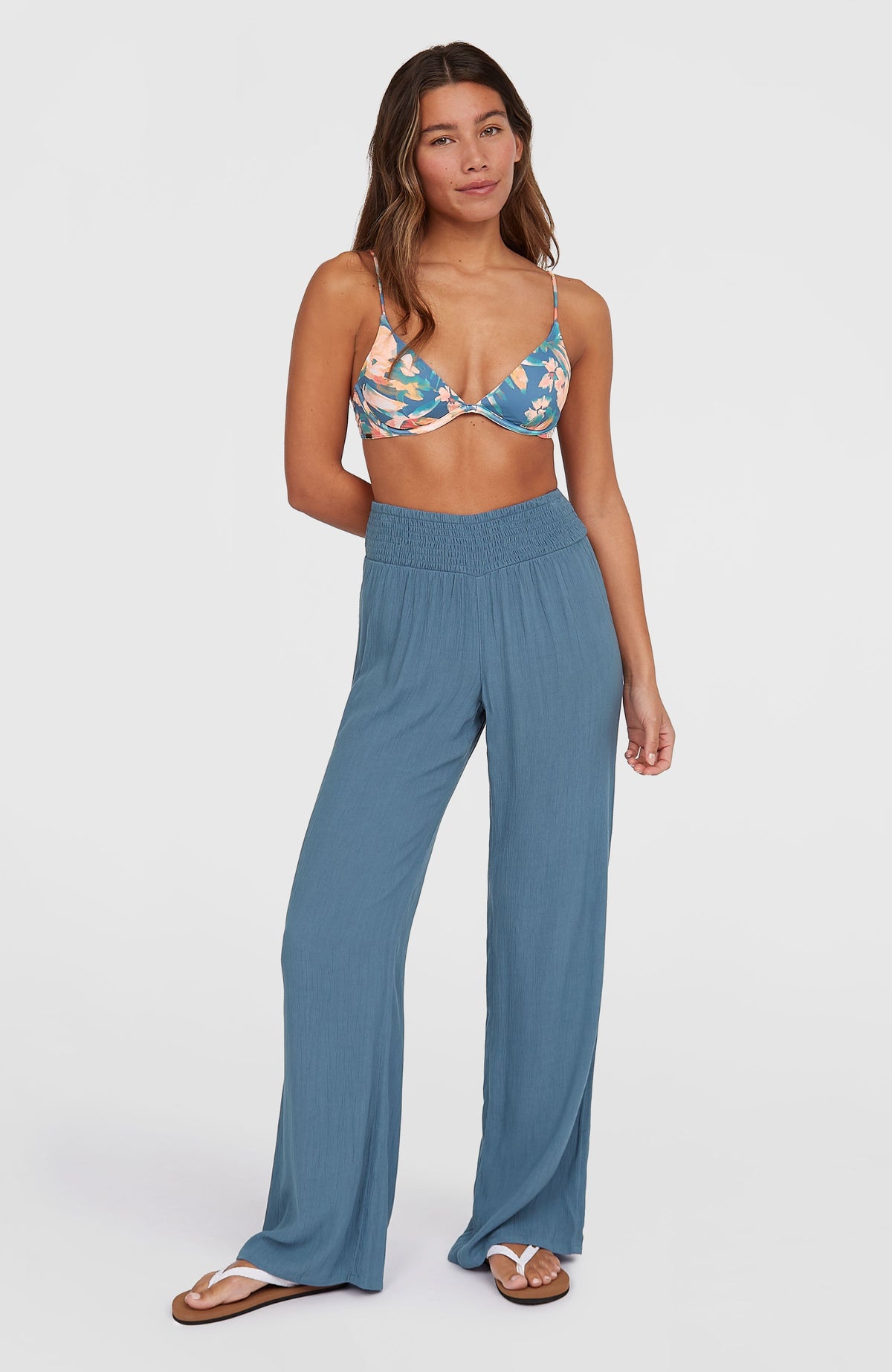 O'Neill Johnny Smocked Waist Hose für Damen in Blau, getragen am Model, Vorderansicht