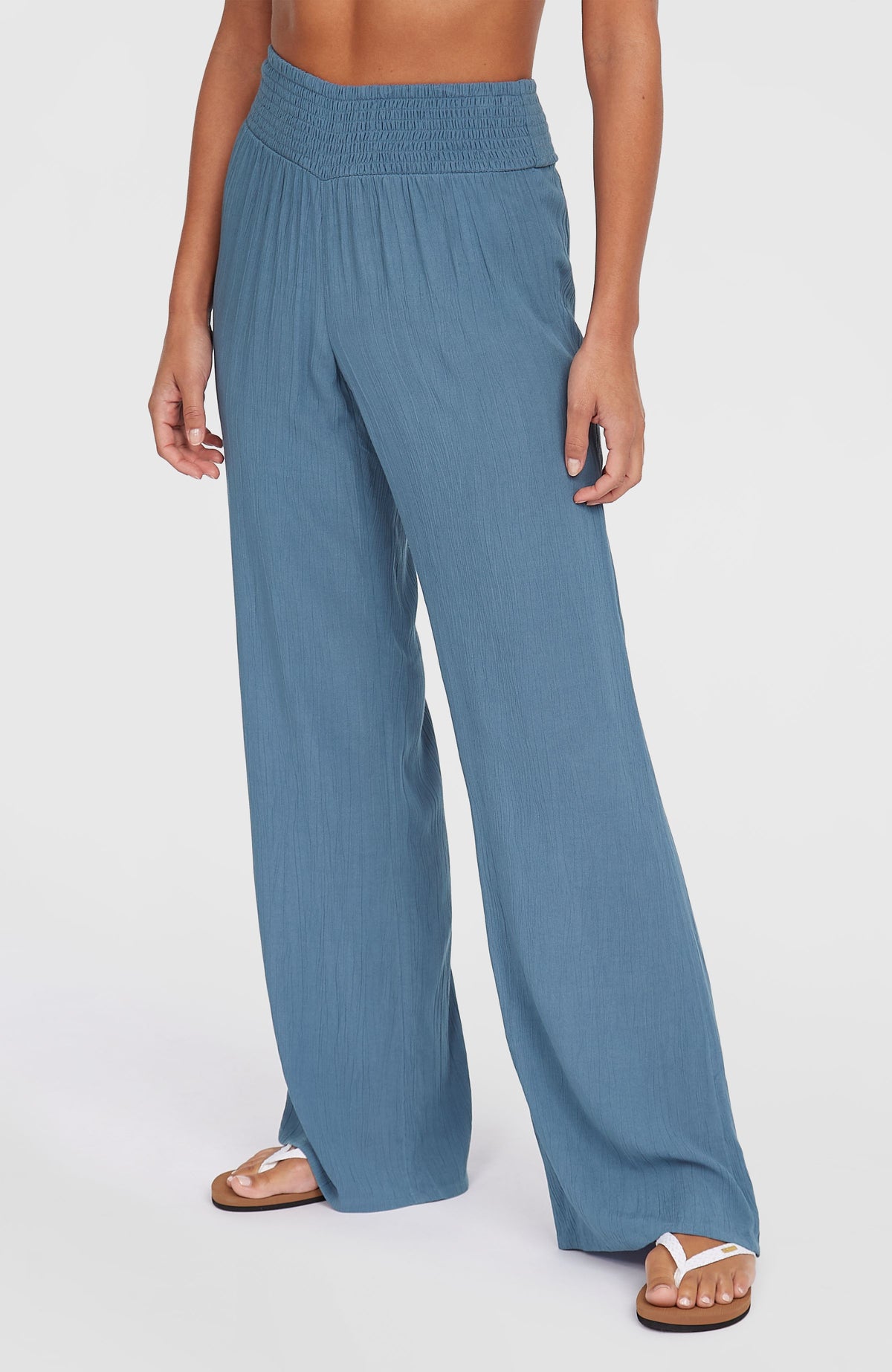 Blaue Johnny Smocked Waist Hose für Damen, getragen am Model, schräge Ansicht mit weitem Bein