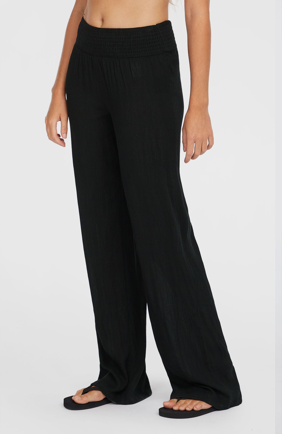 Johnny Smocked Waist Hose für Damen, schwarz, seitliche Ansicht am Model