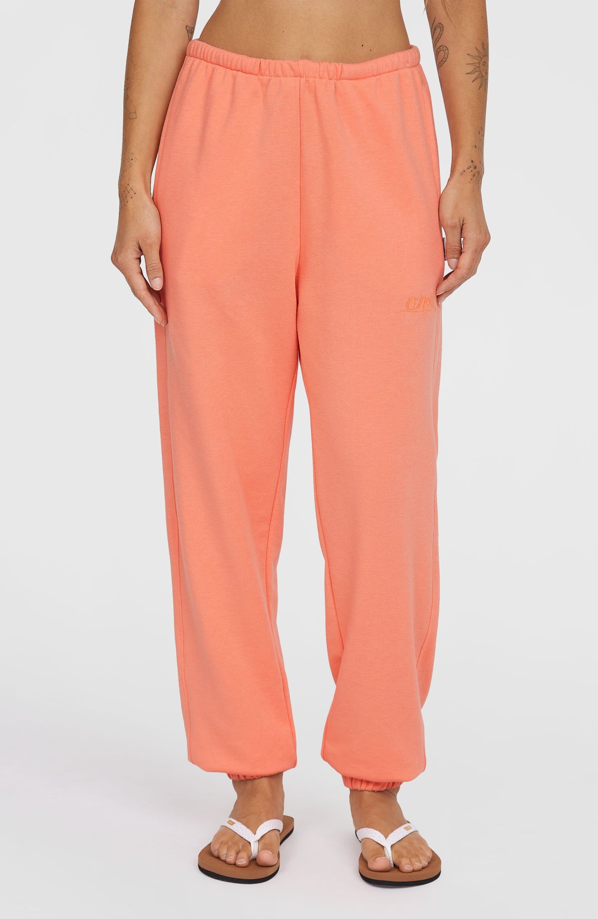 Essentials O'Neill Script Jogginghose für Damen, pink, Vorderansicht am Model mit elastischem Bund