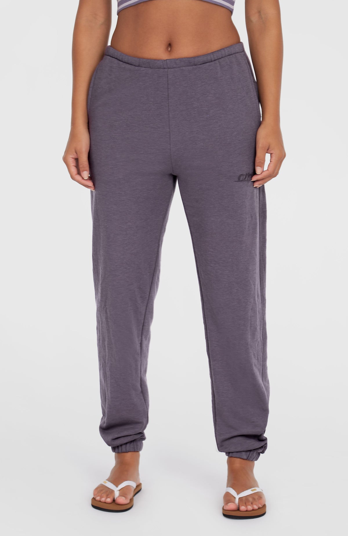 Essentials O'Neill Script Jogginghose für Damen, lila, Frontansicht am Model mit elastischem Bund und Bündchen